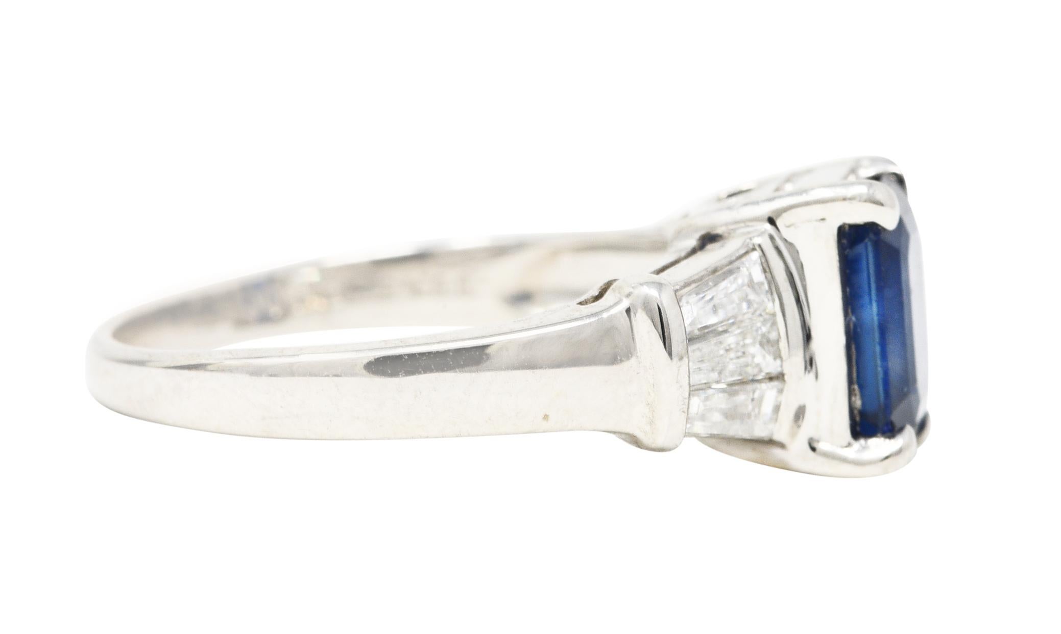 Zeitgenössischer Platin-Edelsteinring mit 2,73 Karat Smaragdschliff-Saphir-Diamant im Zustand „Hervorragend“ in Philadelphia, PA