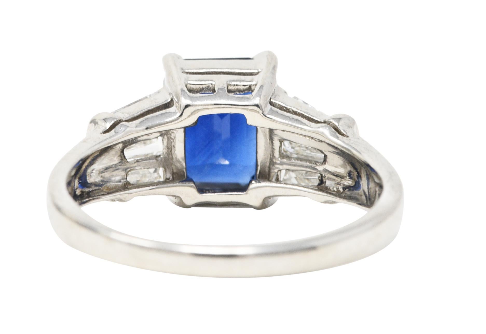 Zeitgenössischer Platin-Edelsteinring mit 2,73 Karat Smaragdschliff-Saphir-Diamant für Damen oder Herren