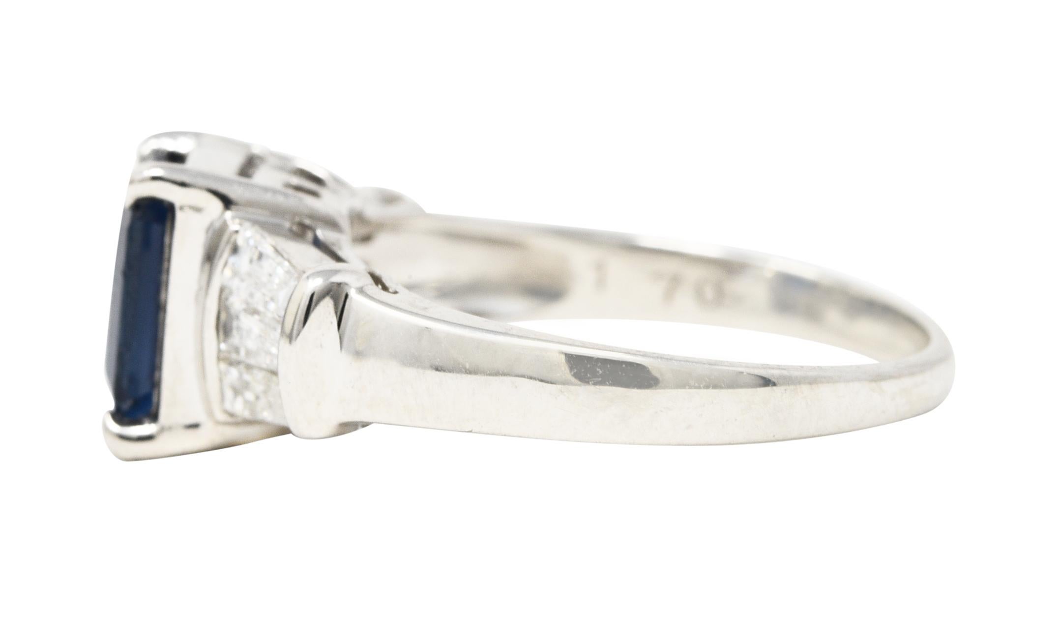 Zeitgenössischer Platin-Edelsteinring mit 2,73 Karat Smaragdschliff-Saphir-Diamant 1