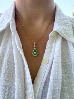 Collana contemporanea con smeraldo colombiano da 2,48 carati GIA in oro giallo 18 carati