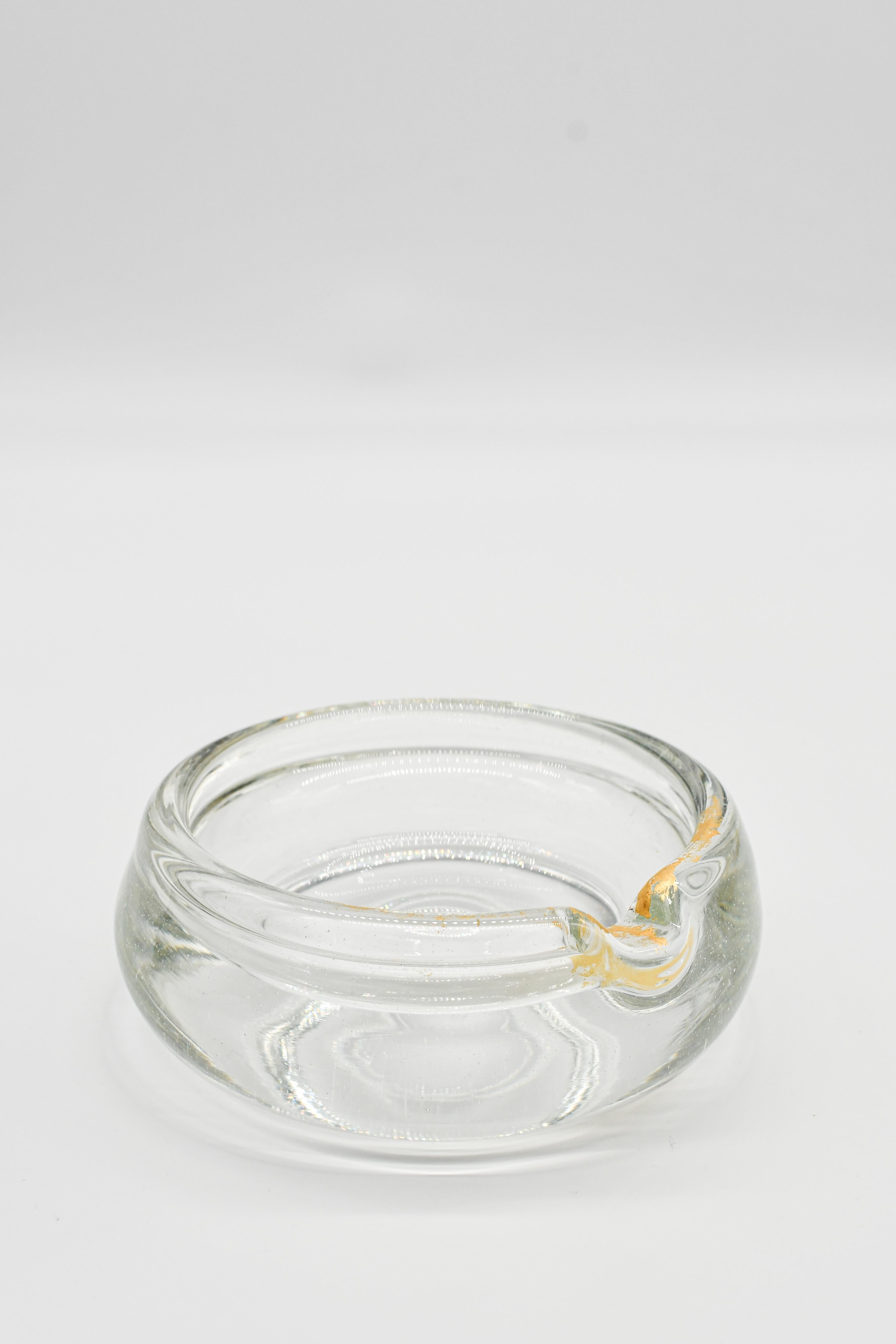 24K ist ein raffiniertes Whiskey-Set, das aus klarem, mundgeblasenem Glas handgefertigt und mit reinem 24-karätigem Blattgold verziert ist, was eine außergewöhnliche Handwerkskunst darstellt. Neben den einzigartigen Bechern enthält dieses Set auch