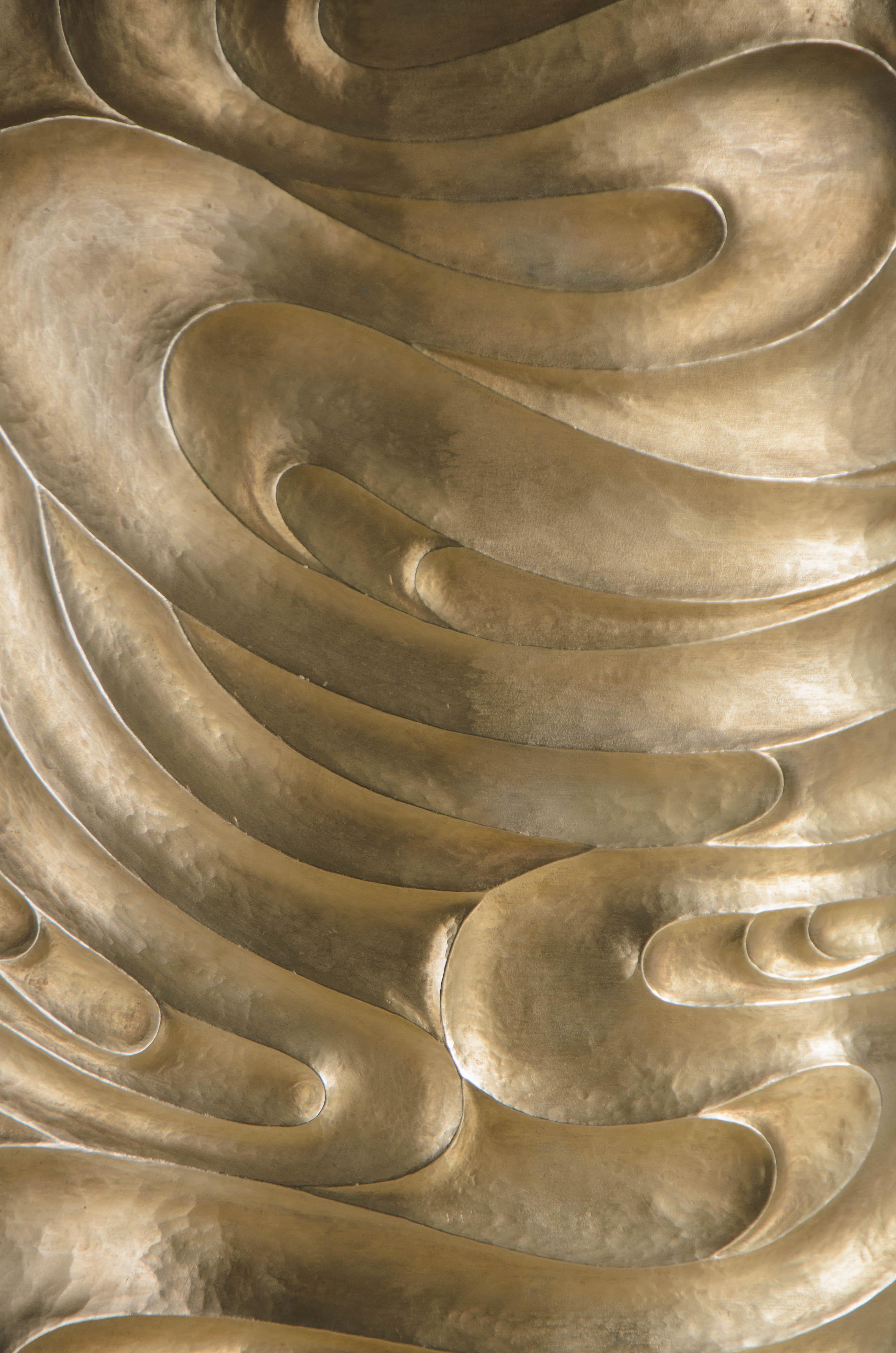 Lámpara contemporánea Fei Tian Wen ovalada chapada en oro de 24 quilates de Robert Kuo Moderno en venta