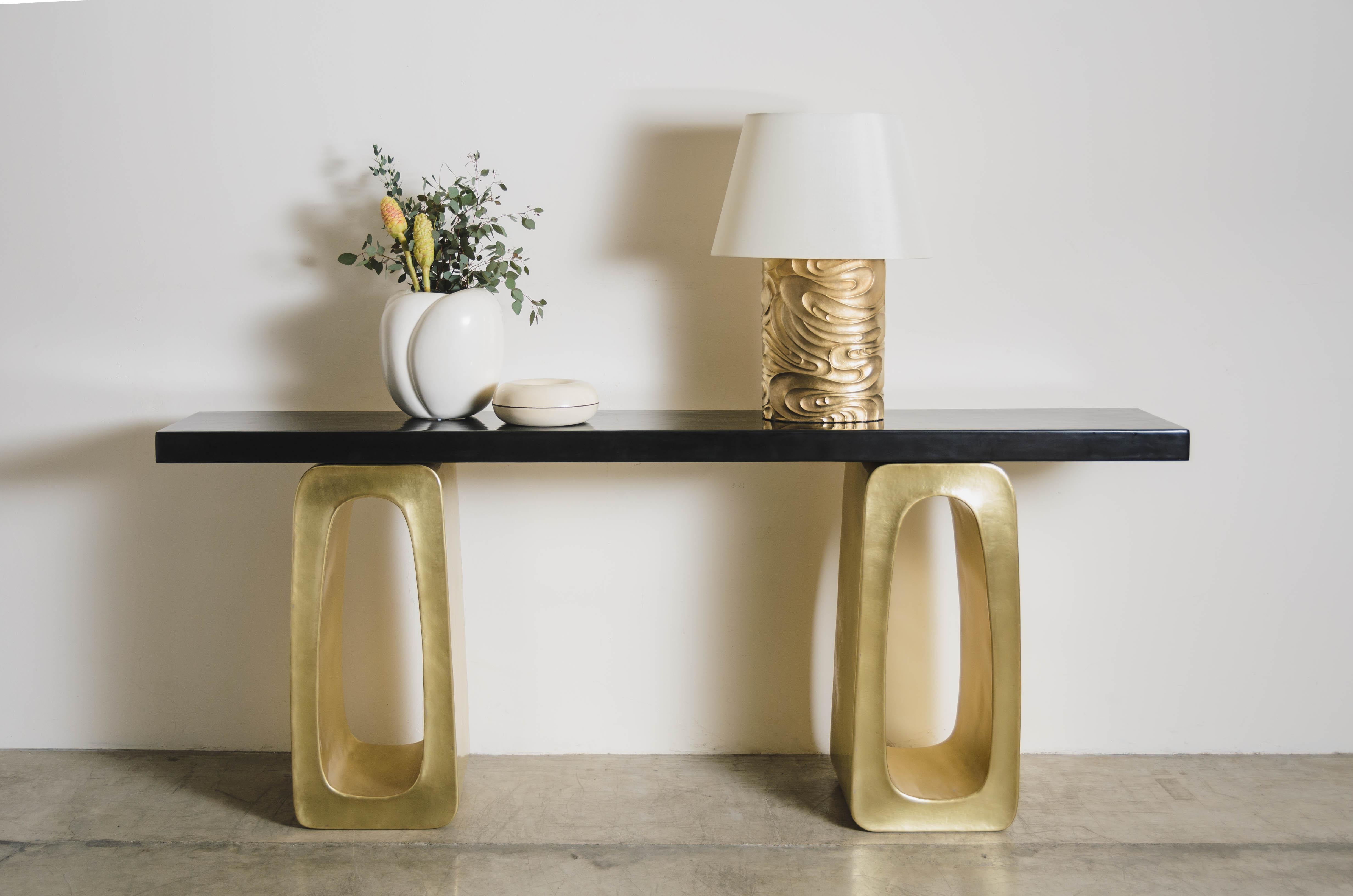 Lámpara contemporánea Fei Tian Wen ovalada chapada en oro de 24 quilates de Robert Kuo en Nuevo estado para la venta en Los Angeles, CA