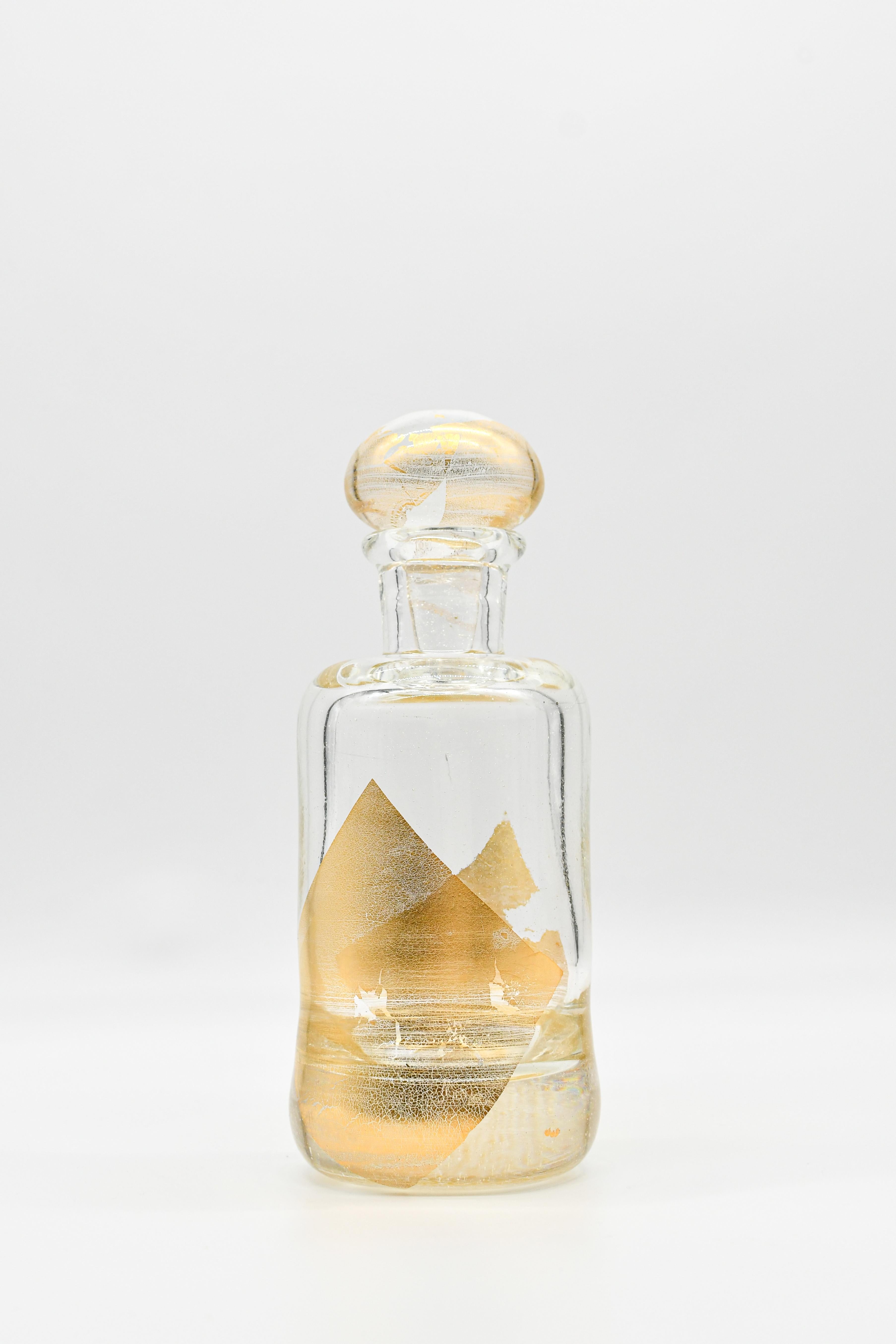24K è un sofisticato set da whisky realizzato a mano in vetro trasparente soffiato a bocca e impreziosito da foglie d'oro puro 24 K, che mette in mostra un'eccezionale maestria. Oltre agli esclusivi tumbler, questo set include anche una bottiglia di