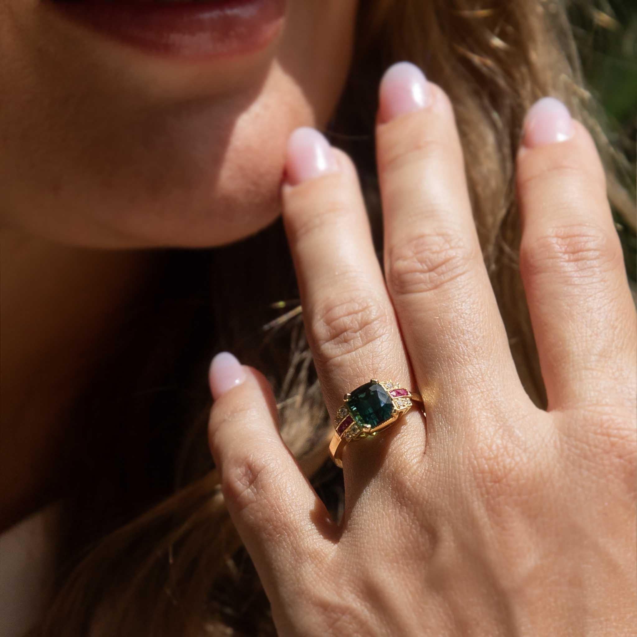 Contemporary 2.50ct Indicolite Tourmaline Ruby & Diamond Ring 18ct Yellow Gold For Sale 2