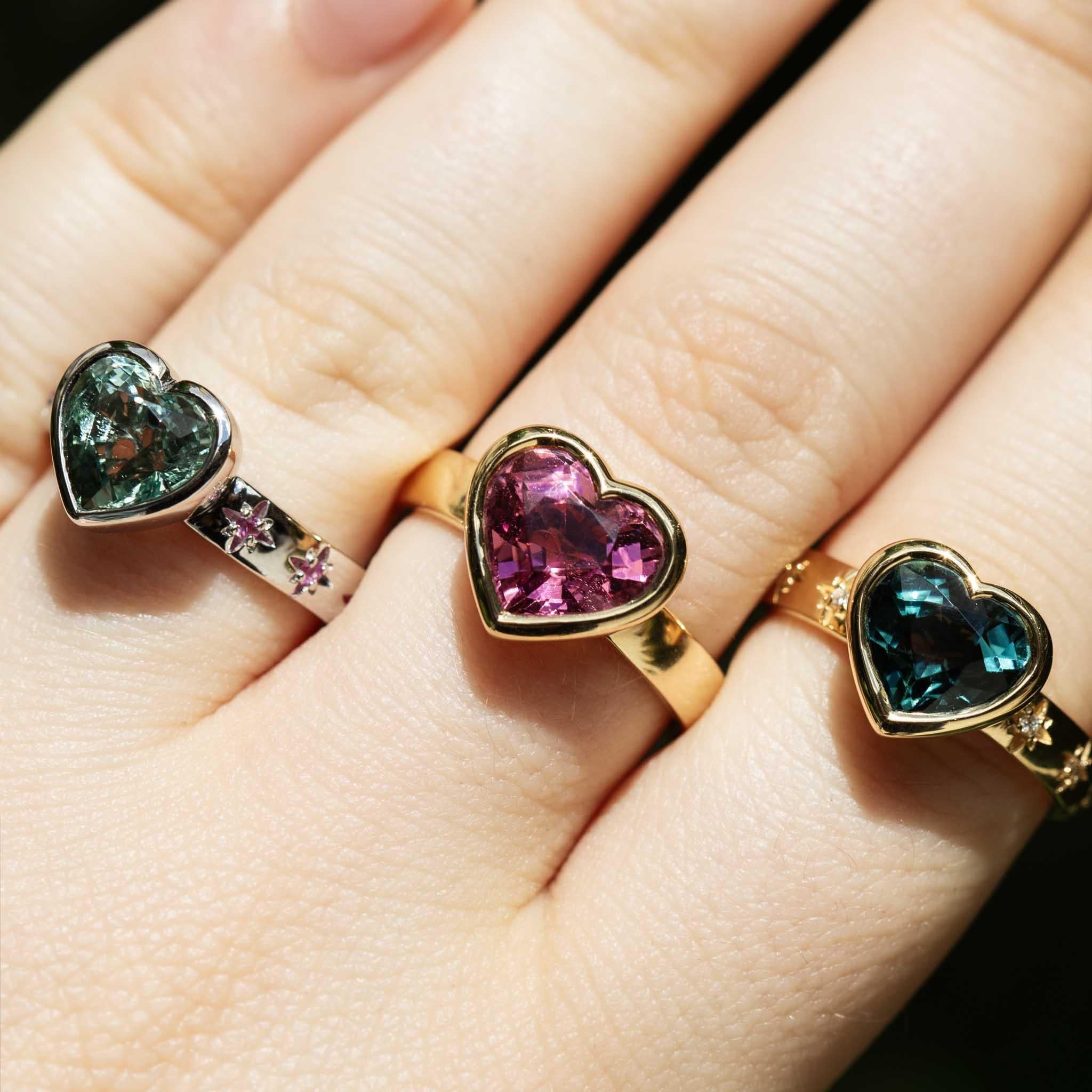 Contemporary 2.52 Carat Blue Green Tourmaline & Diamond Heart Ring 18 Carat Gold For Sale 8