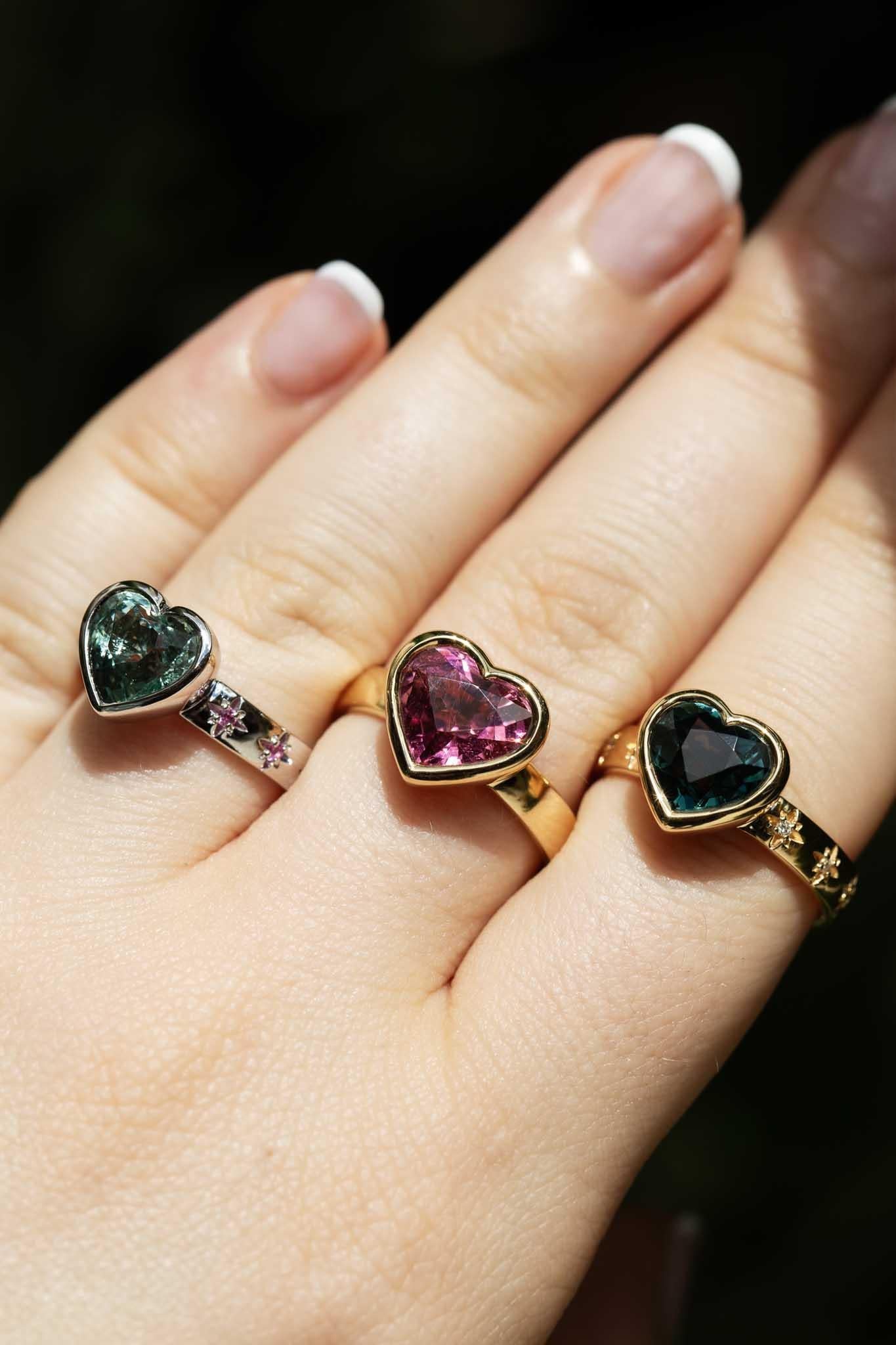Contemporary 2.52 Carat Blue Green Tourmaline & Diamond Heart Ring 18 Carat Gold For Sale 9