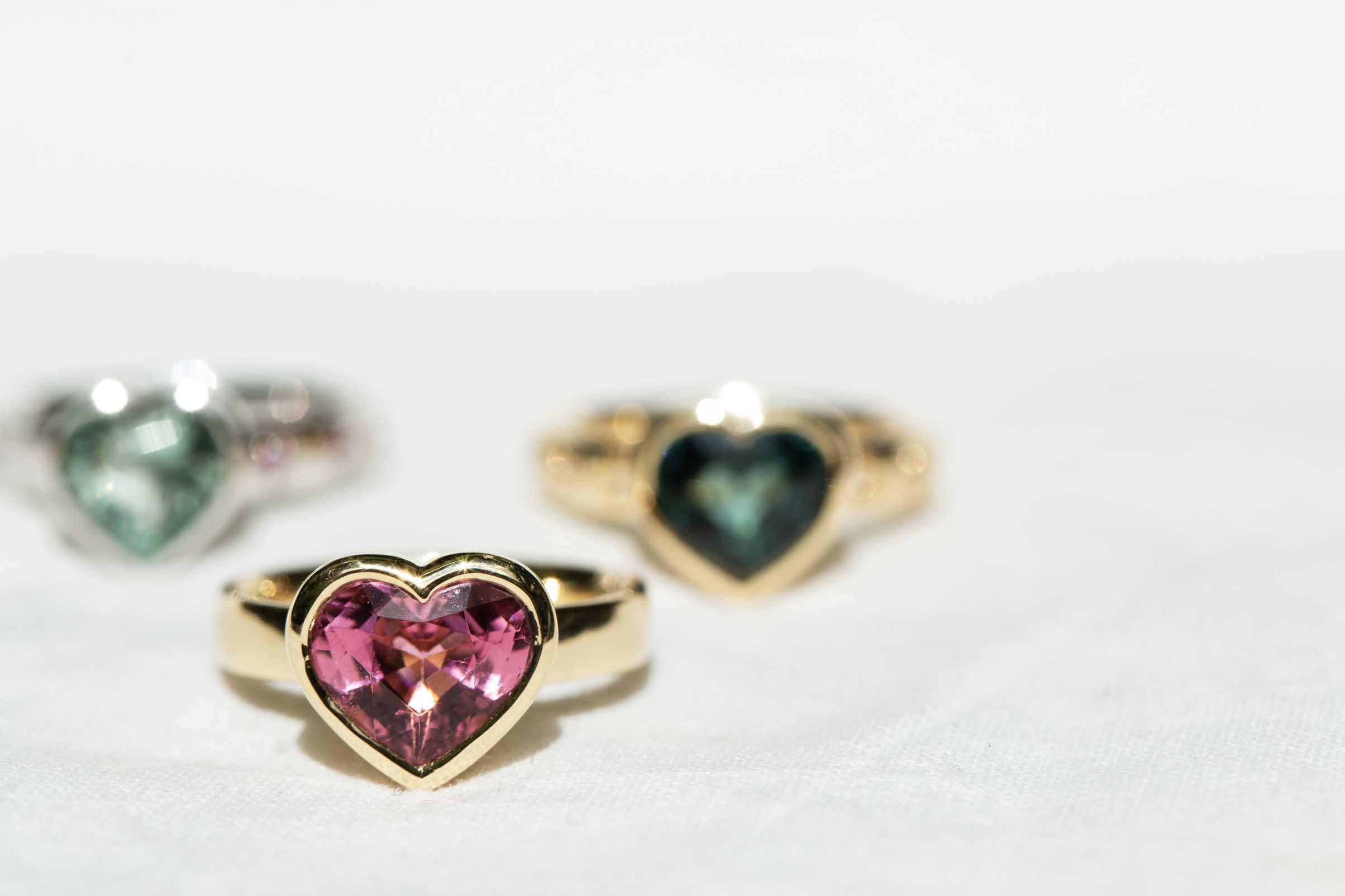 Women's Contemporary 2.52 Carat Blue Green Tourmaline & Diamond Heart Ring 18 Carat Gold For Sale
