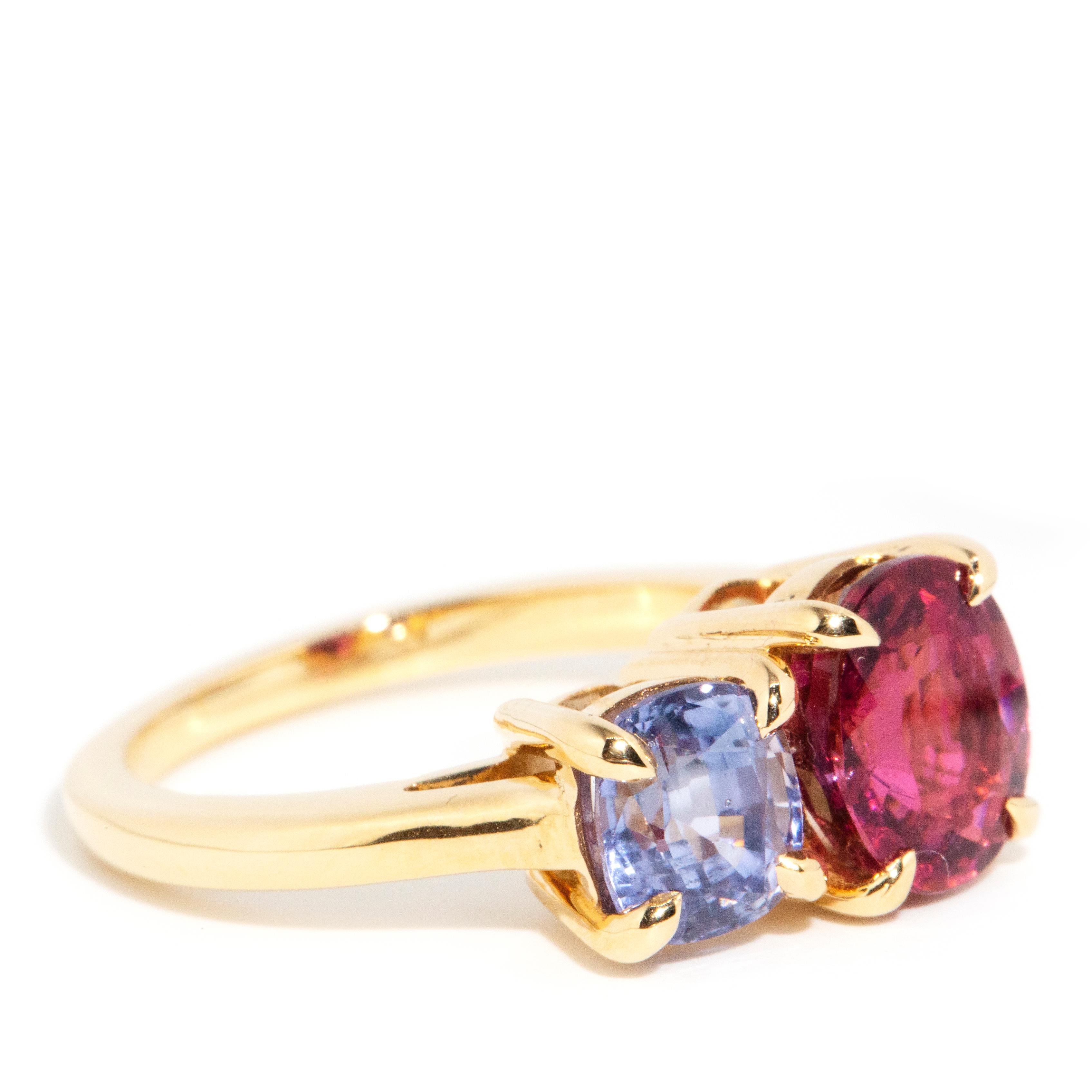 Zeitgenössischer 2,54 Karat rosa Turmalin und Saphir Ring aus 18 Karat Gelbgold (Ovalschliff) im Angebot