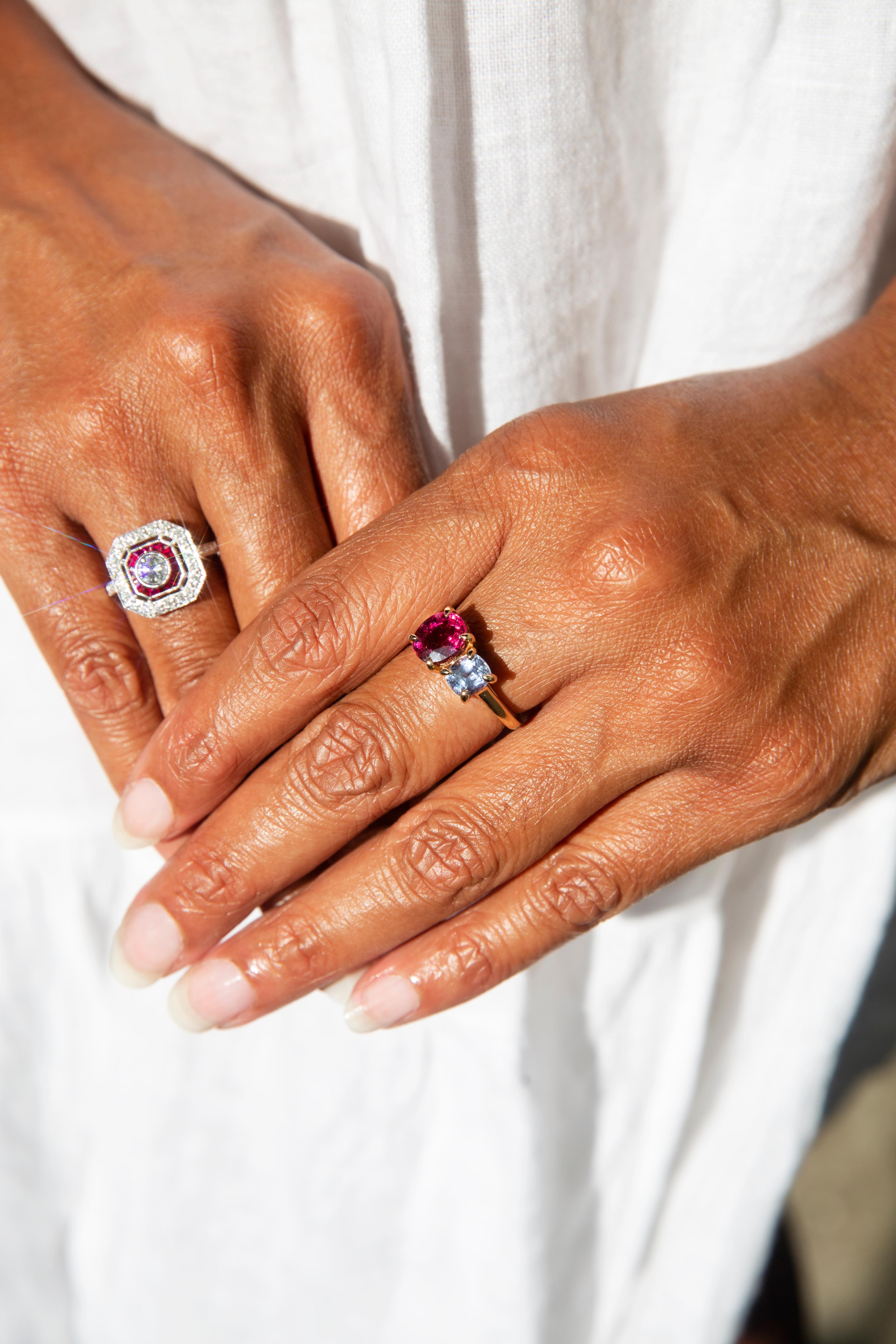 Bague contemporaine en or jaune 18 carats avec tourmaline rose de 2,54 carats et saphirs Pour femmes en vente