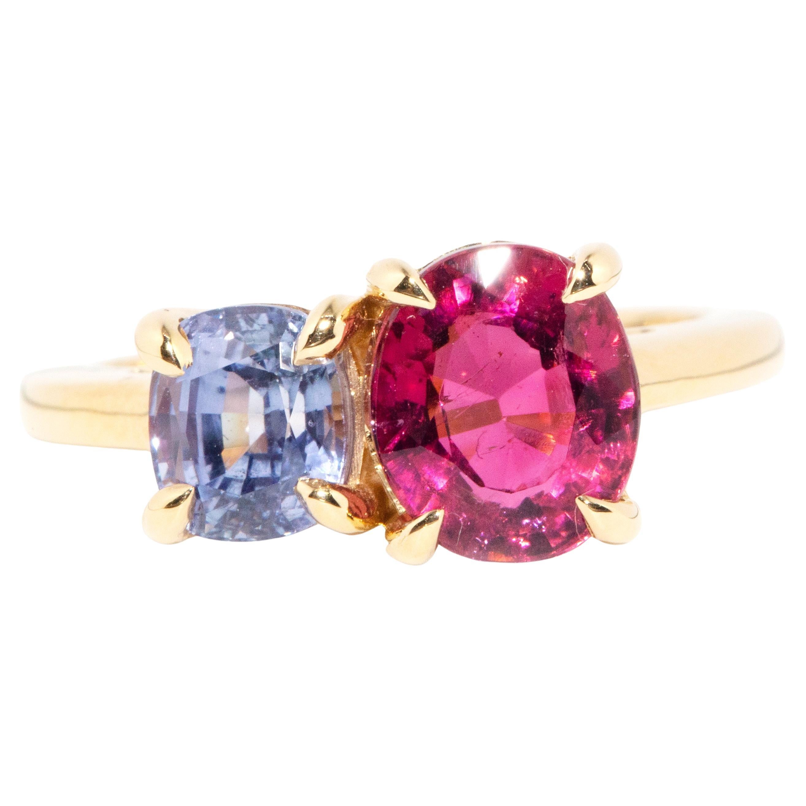 Zeitgenössischer 2,54 Karat rosa Turmalin und Saphir Ring aus 18 Karat Gelbgold im Angebot