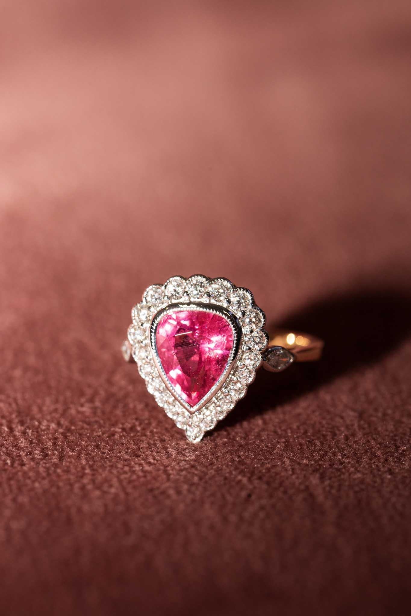 Contemporary 2,55ct Pink Turmalin & Diamant Halo Ring 18ct Gold (Tropfenschliff) im Angebot