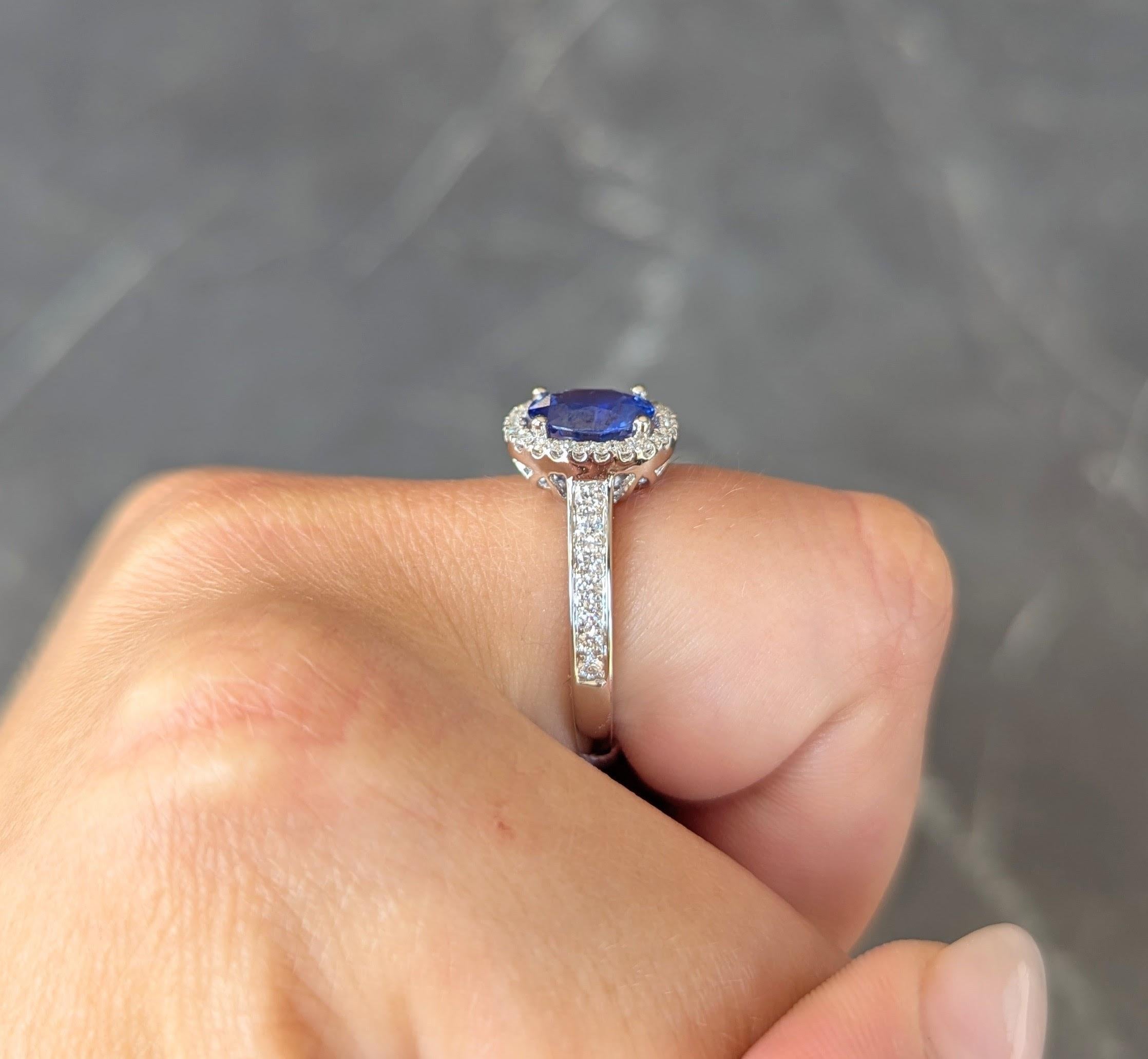 Zeitgenössischer 2,56 CTW Saphir-Diamant 18 Karat Weißgold Halo-Ring im Angebot 7