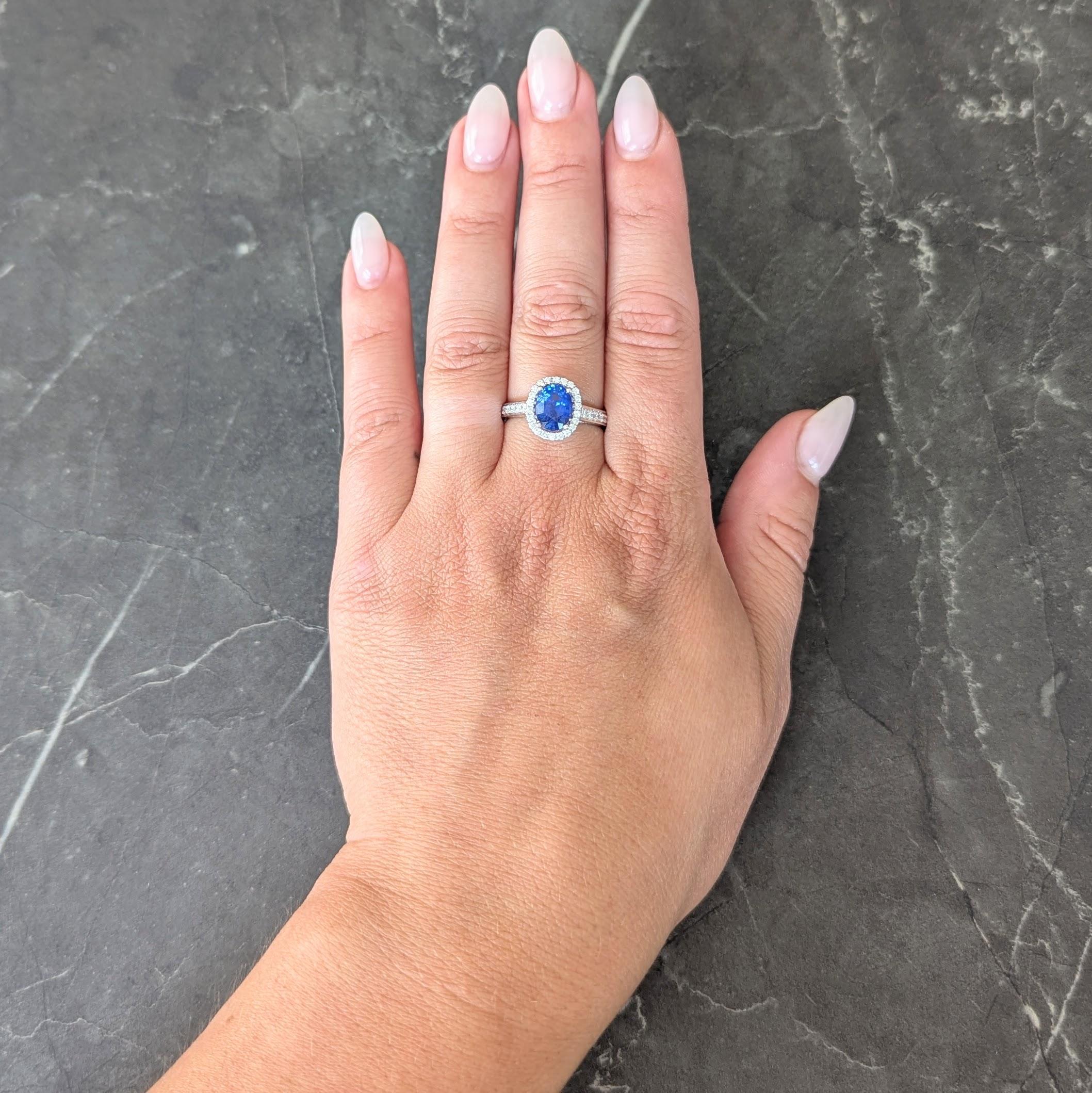 In der Mitte ein oval geschliffener Saphir mit einem Gesamtgewicht von etwa 1,86 Karat - transparentes Mittelblau
Zackenförmige Fassung mit Halo-Einfassung und kathedralenförmigen Schultern, besetzt mit runden Diamanten im Brillantschliff
Mit einem