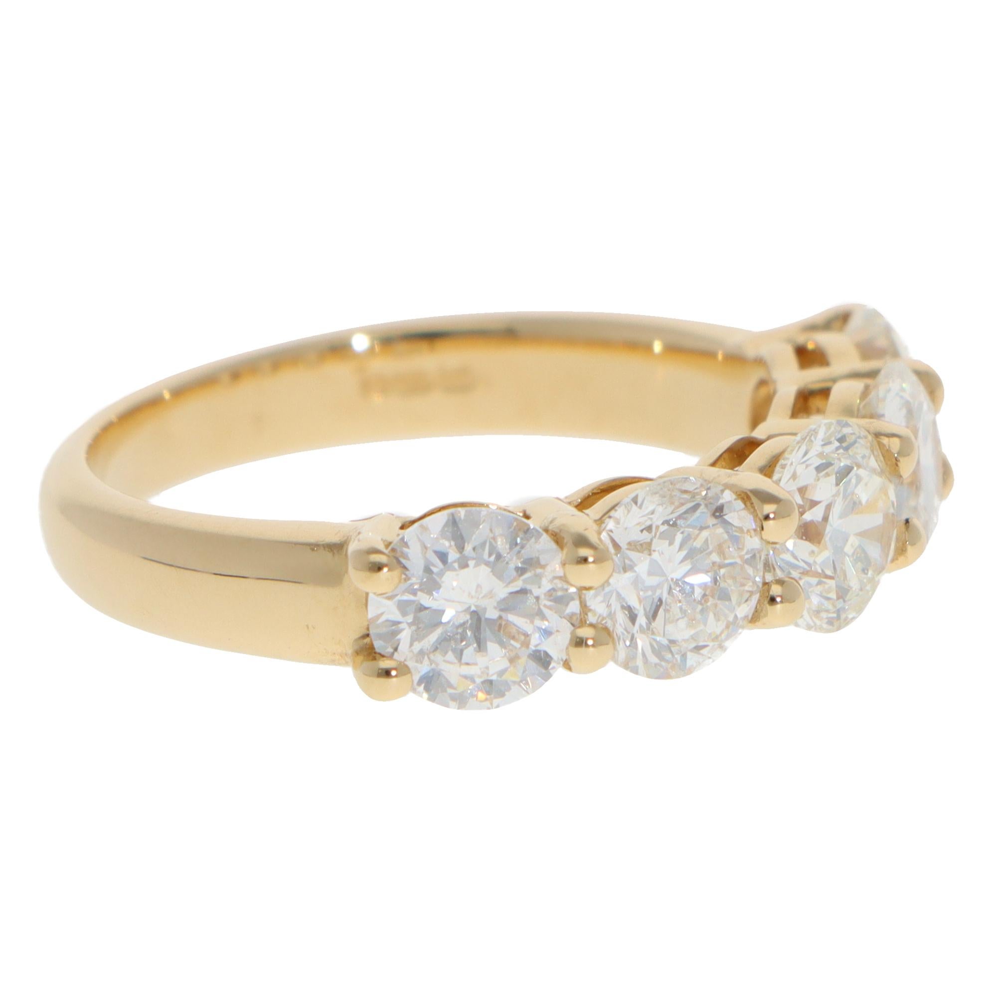 Un bellissimo anello contemporaneo con cinque pietre di diamante incastonate in oro giallo 18 carati.

L'anello è composto da 5 diamanti rotondi a taglio brillante. I gioielli sono incastonati in modo sicuro e scorrono piacevolmente su una fascia