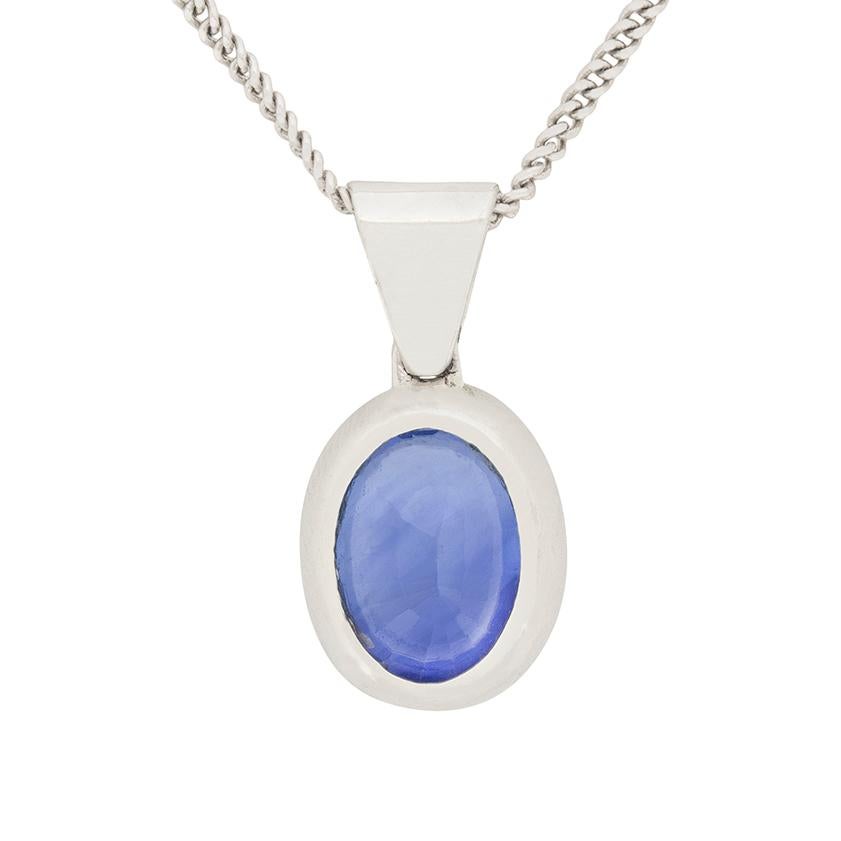 Questa semplice, ma bellissima, collana mette in risalto una gemma di zaffiro blu chiaro da 2,59 carati. Gli zaffiri sono la seconda pietra preziosa più dura al mondo, insieme ai rubini e seconda ai diamanti. L'incastonatura è in platino e la catena