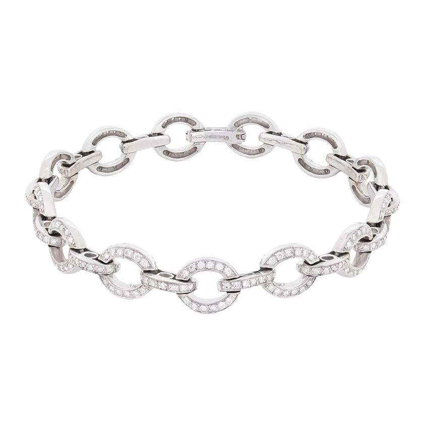 Dieses Diamantarmband aus 18 Karat Weißgold ist ein modernes Stück mit insgesamt 2,60 Karat Diamanten. Die funkelnden runden Brillanten haben eine geschätzte Farbe von G und eine Reinheit von VS und sind alle in das ovale Muster eingefasst. Der
