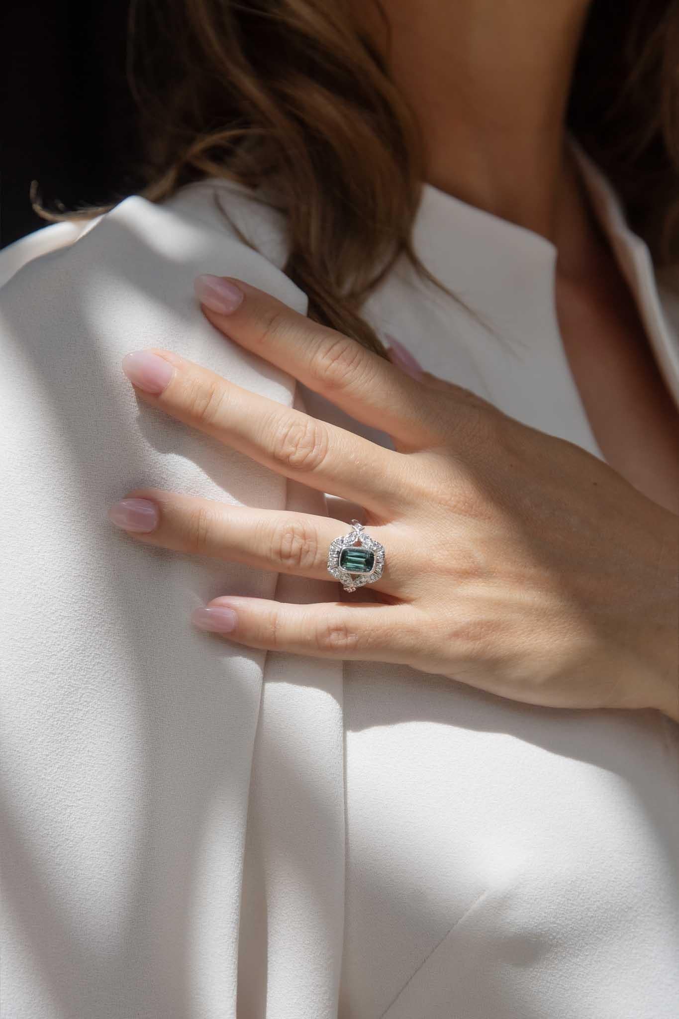 Contemporary 2,66ct Teal Turmalin & Diamant Ring 18ct Weißgold (Smaragdschliff) im Angebot