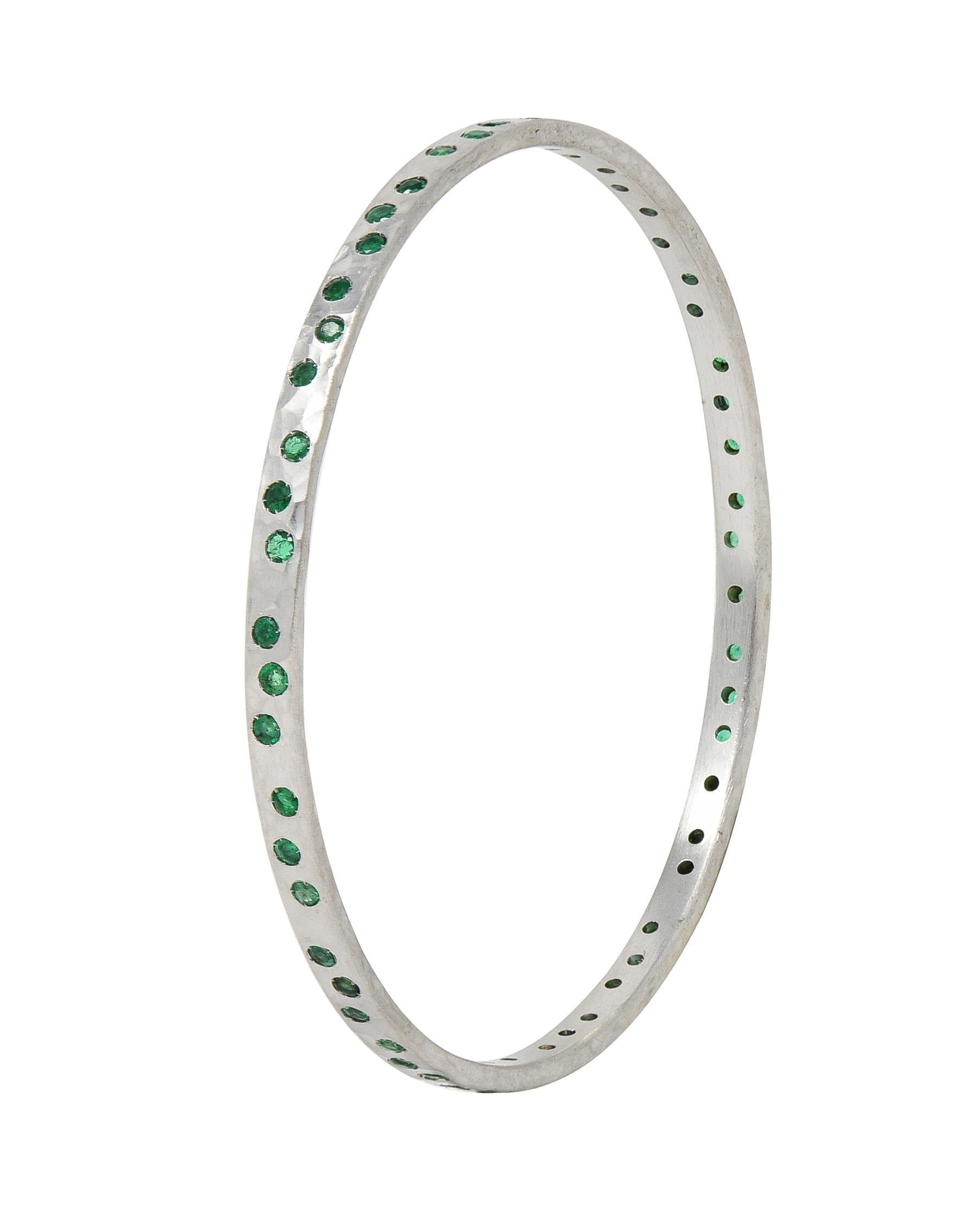Round Cut Contemporary 2.70 CTW Emerald 14 Karat White Gold Hammered Bangle Bracelet For Sale