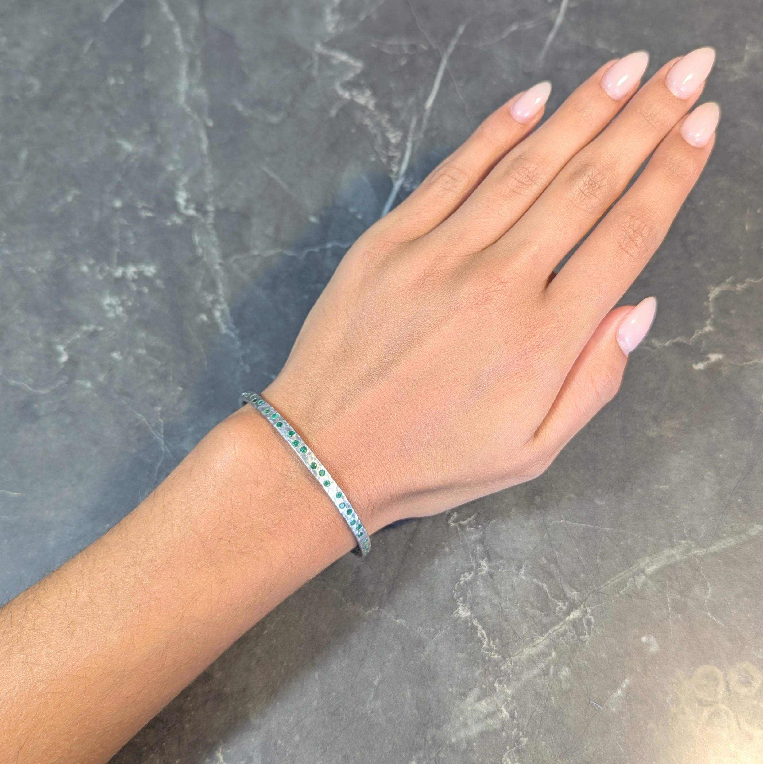 Round Cut Contemporary 2.70 CTW Emerald 14 Karat White Gold Hammered Bangle Bracelet