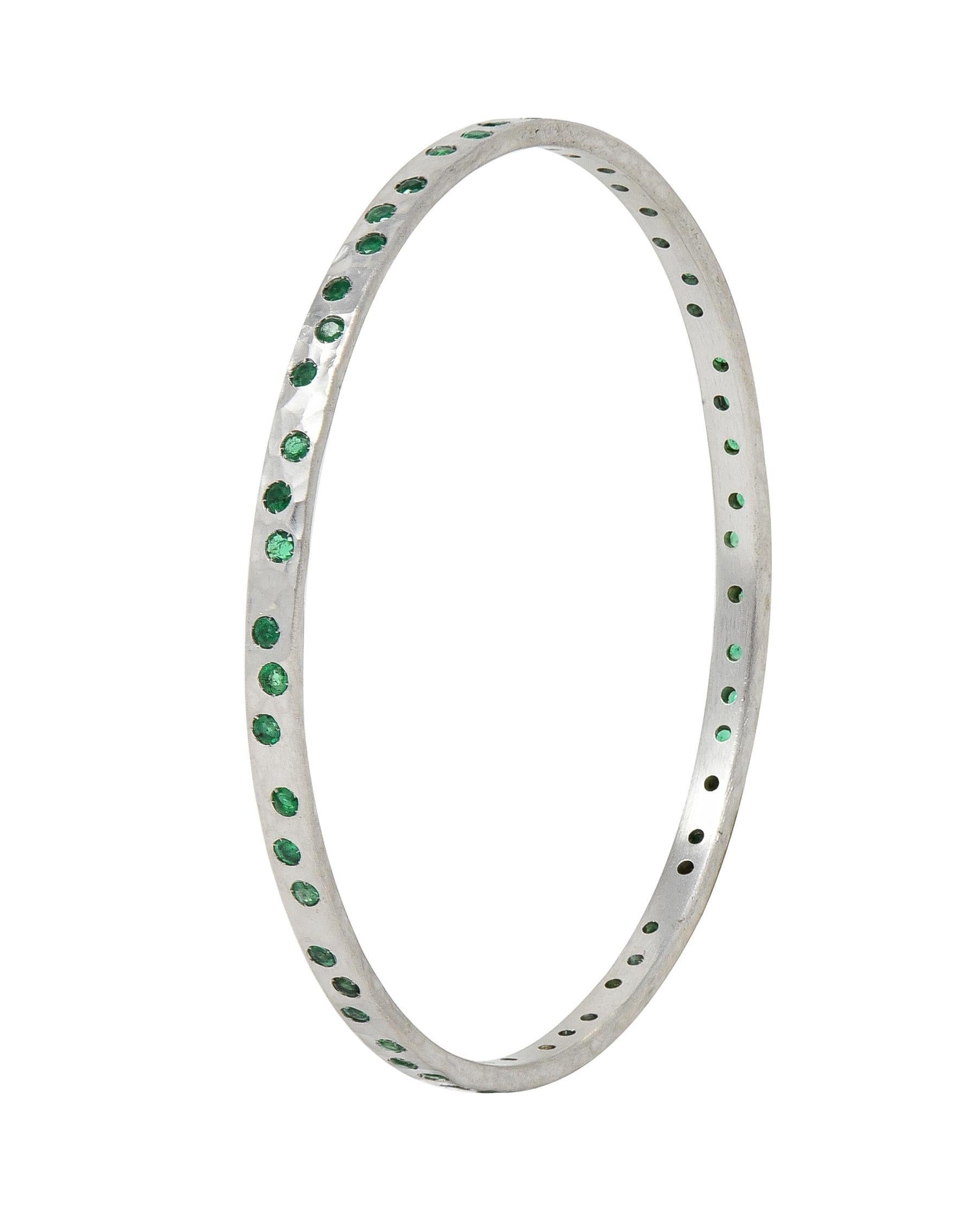 Contemporary 2.70 CTW Emerald 14 Karat White Gold Hammered Bangle Bracelet In Excellent Condition In Philadelphia, PA