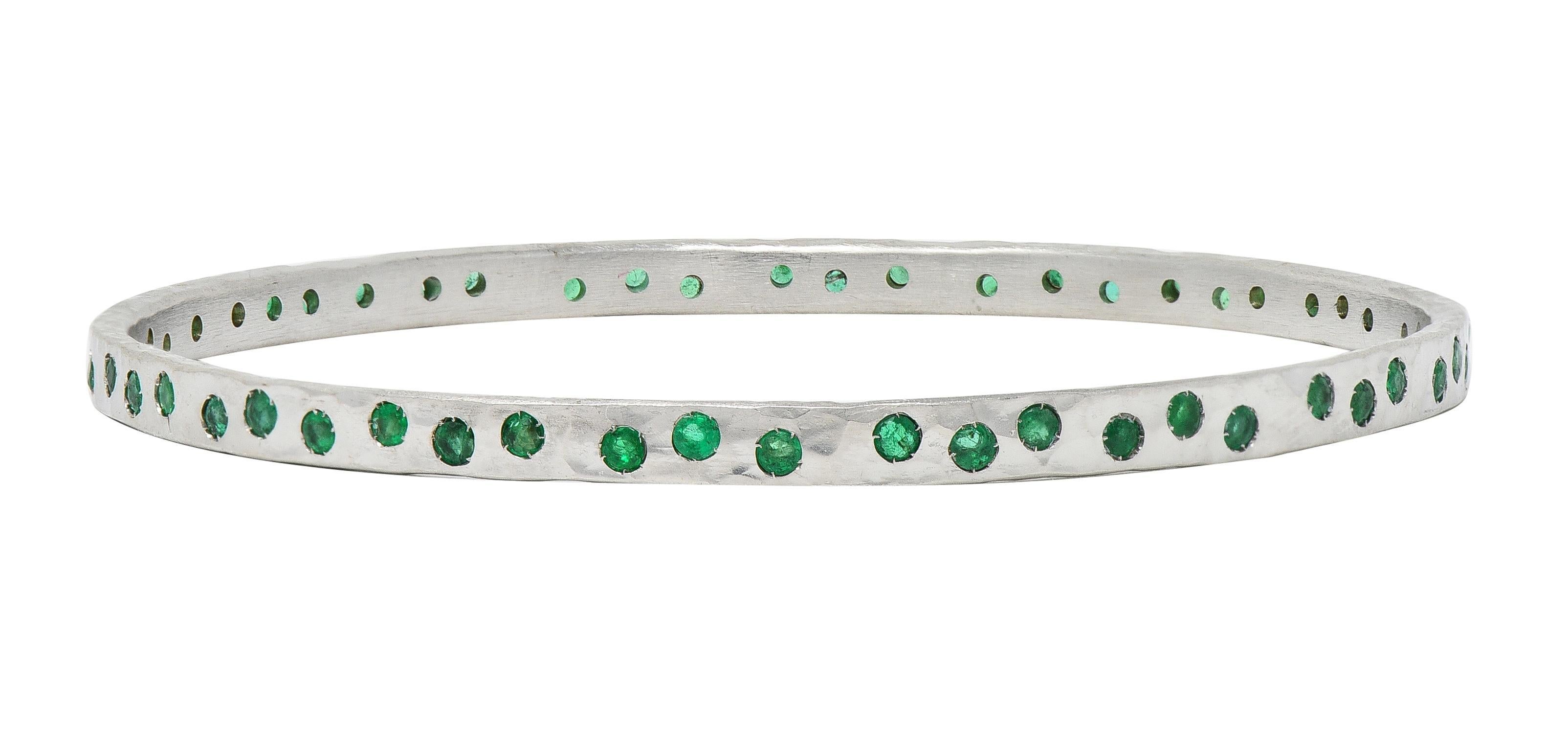 Contemporary 2.70 CTW Emerald 14 Karat White Gold Hammered Bangle Bracelet For Sale 1
