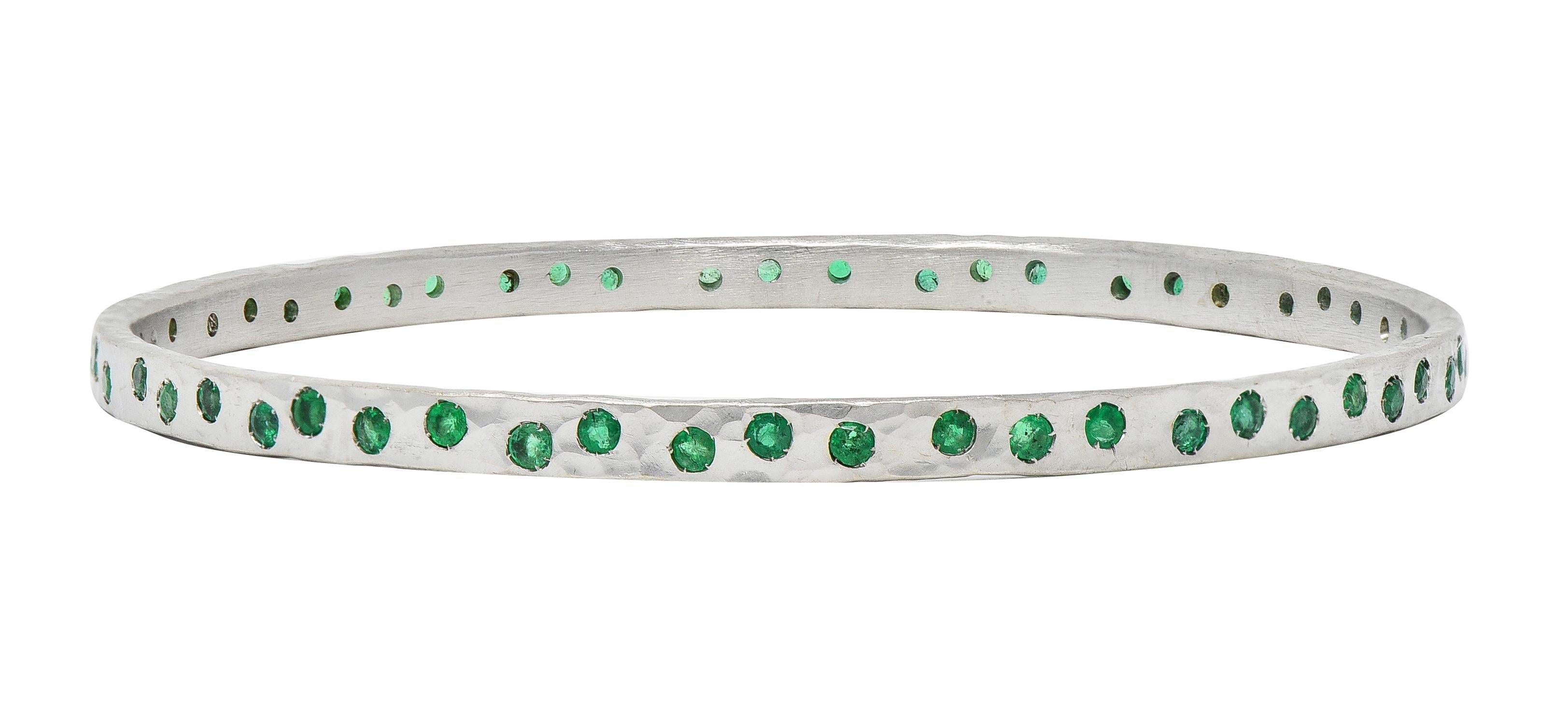 Contemporary 2.70 CTW Emerald 14 Karat White Gold Hammered Bangle Bracelet For Sale 3