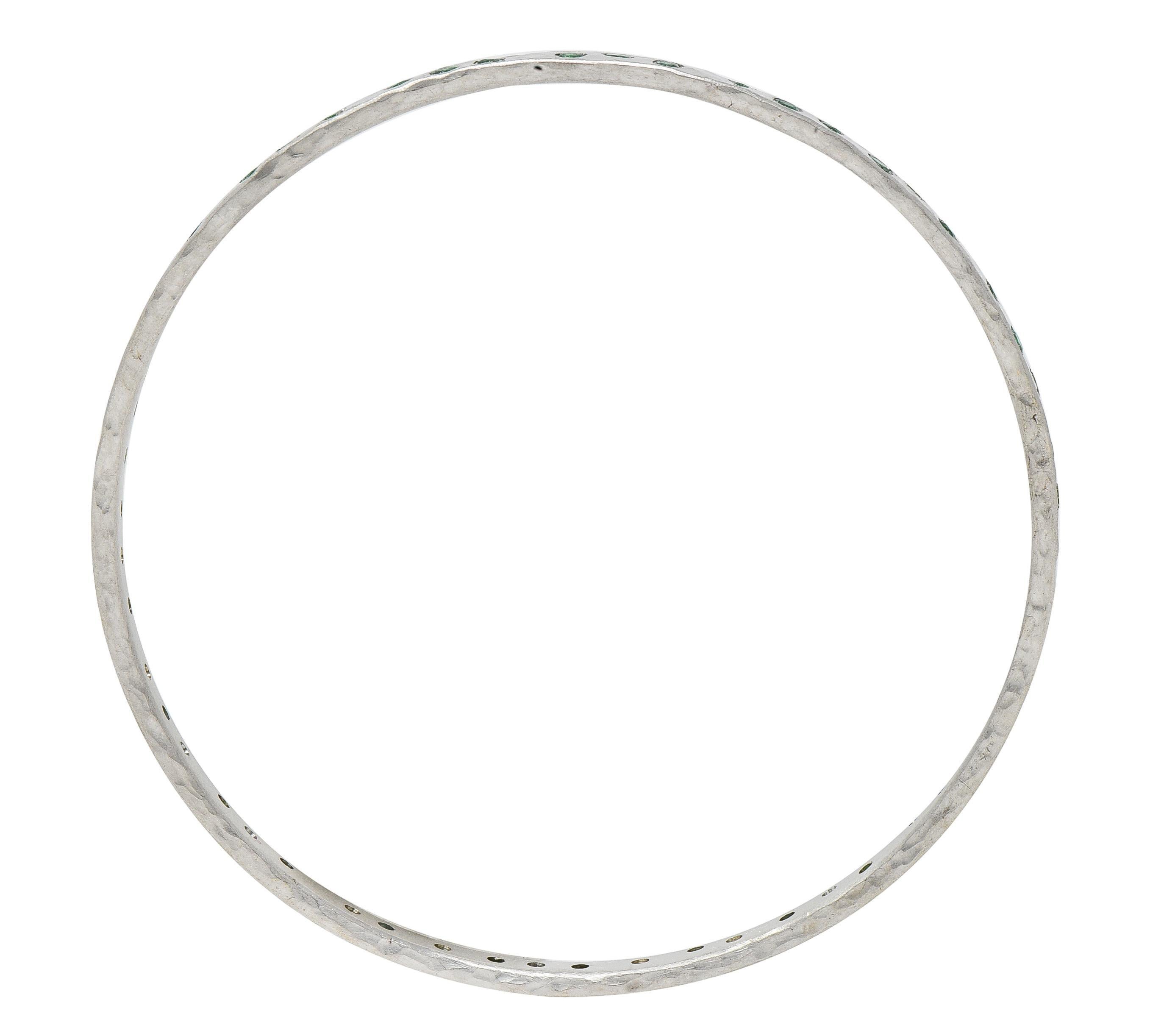 Contemporary 2.70 CTW Emerald 14 Karat White Gold Hammered Bangle Bracelet 3