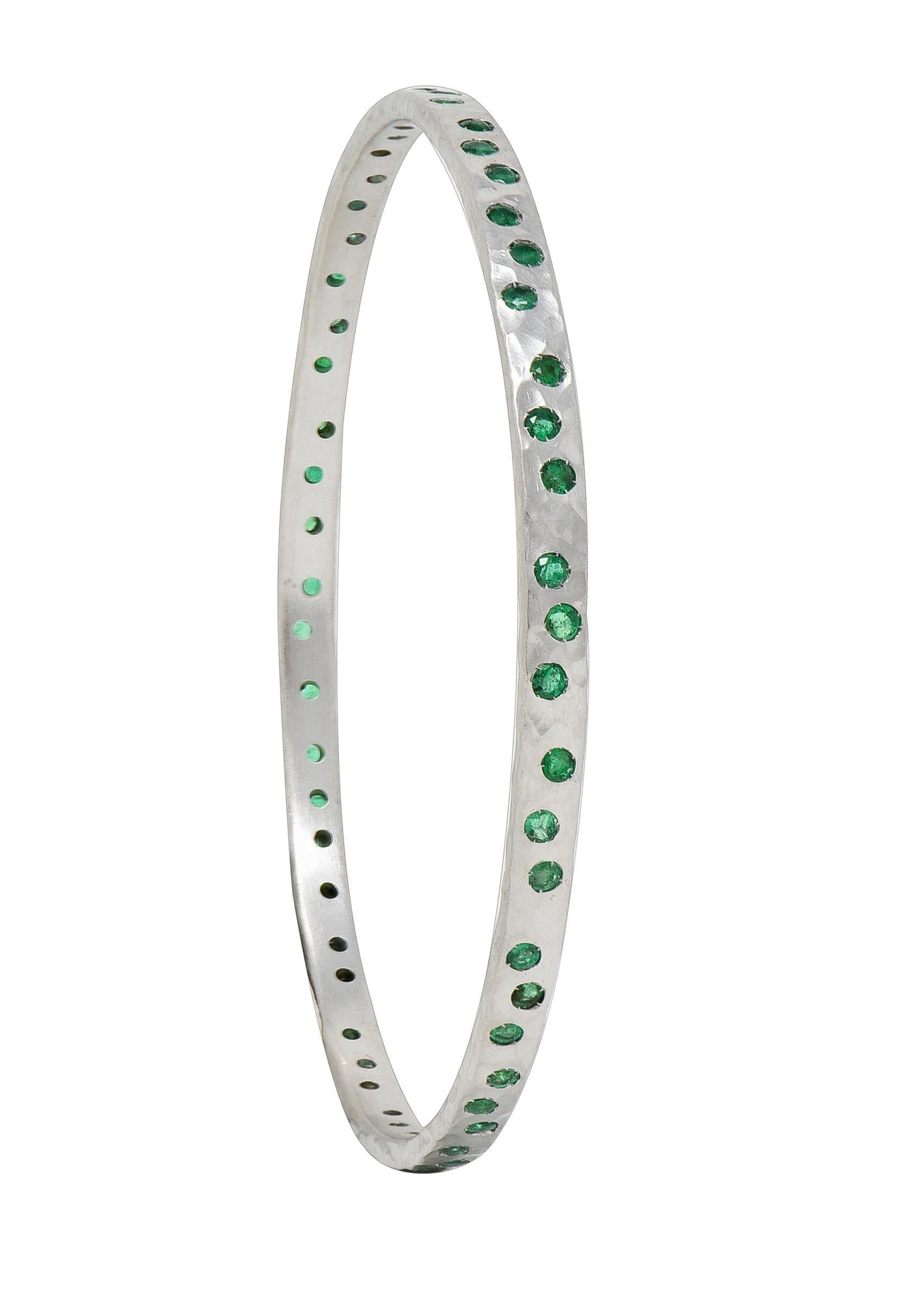 Contemporary 2.70 CTW Emerald 14 Karat White Gold Hammered Bangle Bracelet For Sale 4