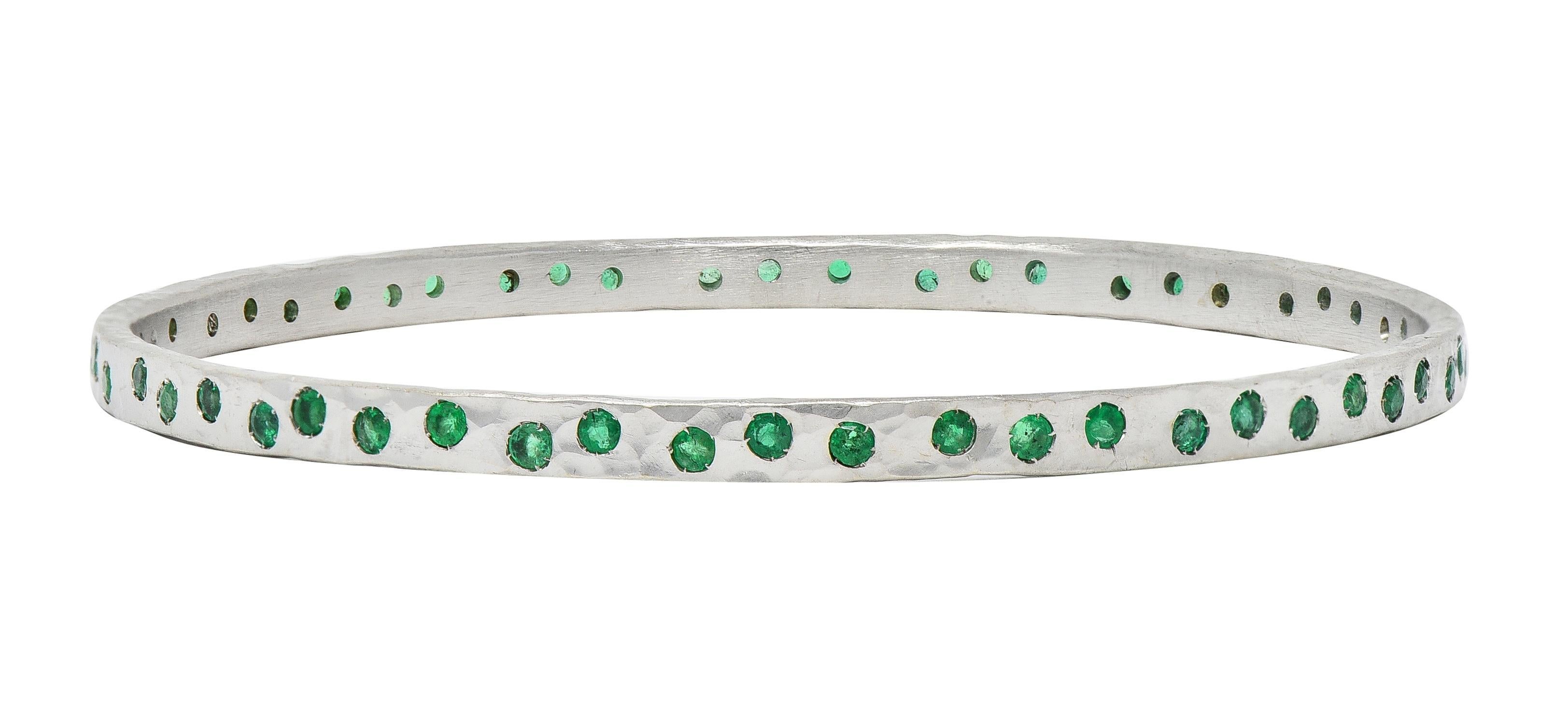 Contemporary 2.70 CTW Emerald 14 Karat White Gold Hammered Bangle Bracelet 4