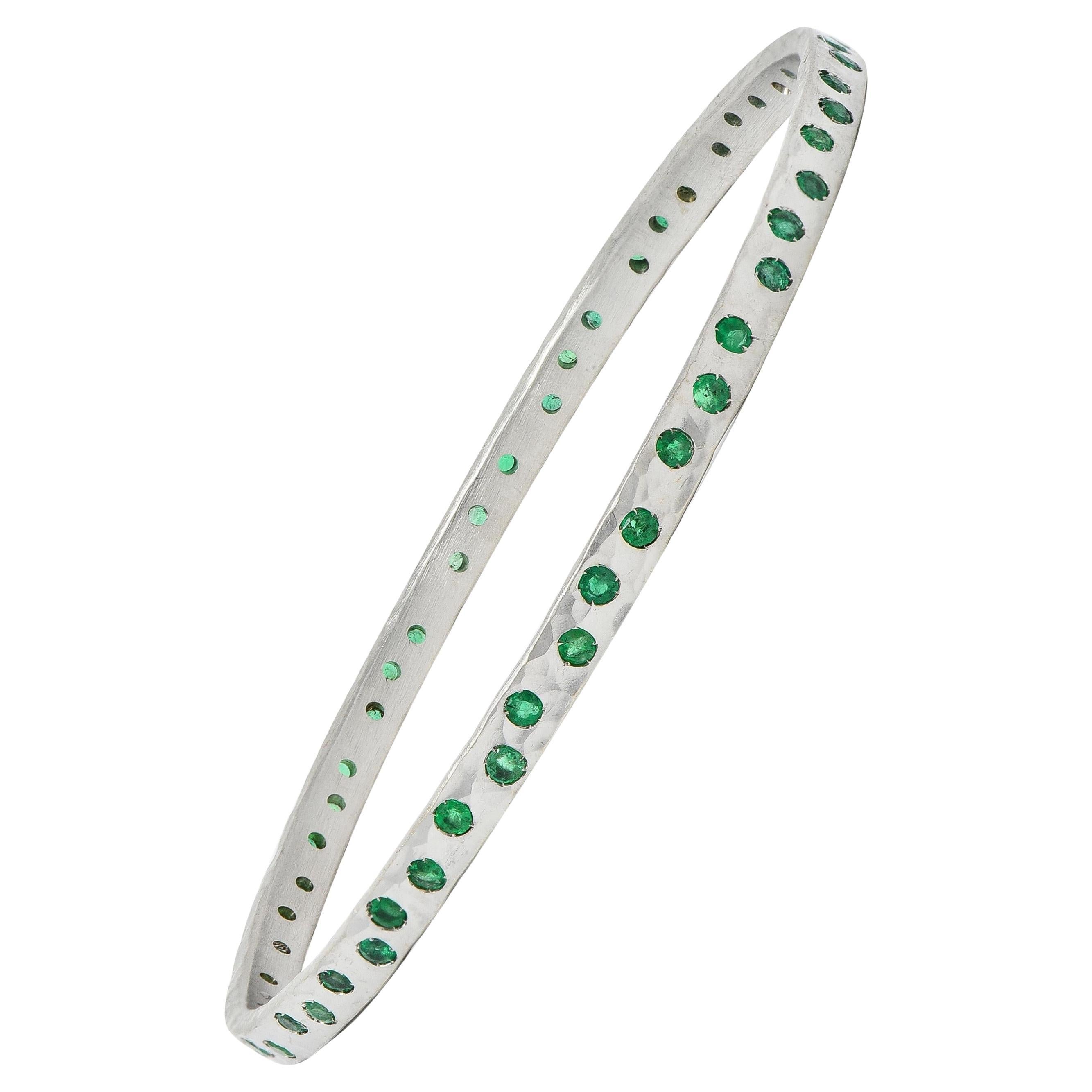 Contemporary 2.70 CTW Emerald 14 Karat White Gold Hammered Bangle Bracelet For Sale