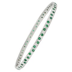 Contemporary 2.70 CTW Emerald 14 Karat White Gold Hammered Bangle Bracelet