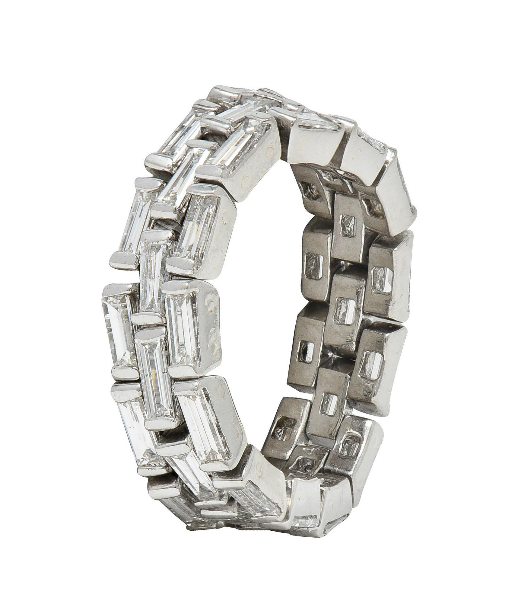 Taglio baguette Anello a fascia unisex con diamante di 2,74 CTW in platino flessibile con pantera in vendita