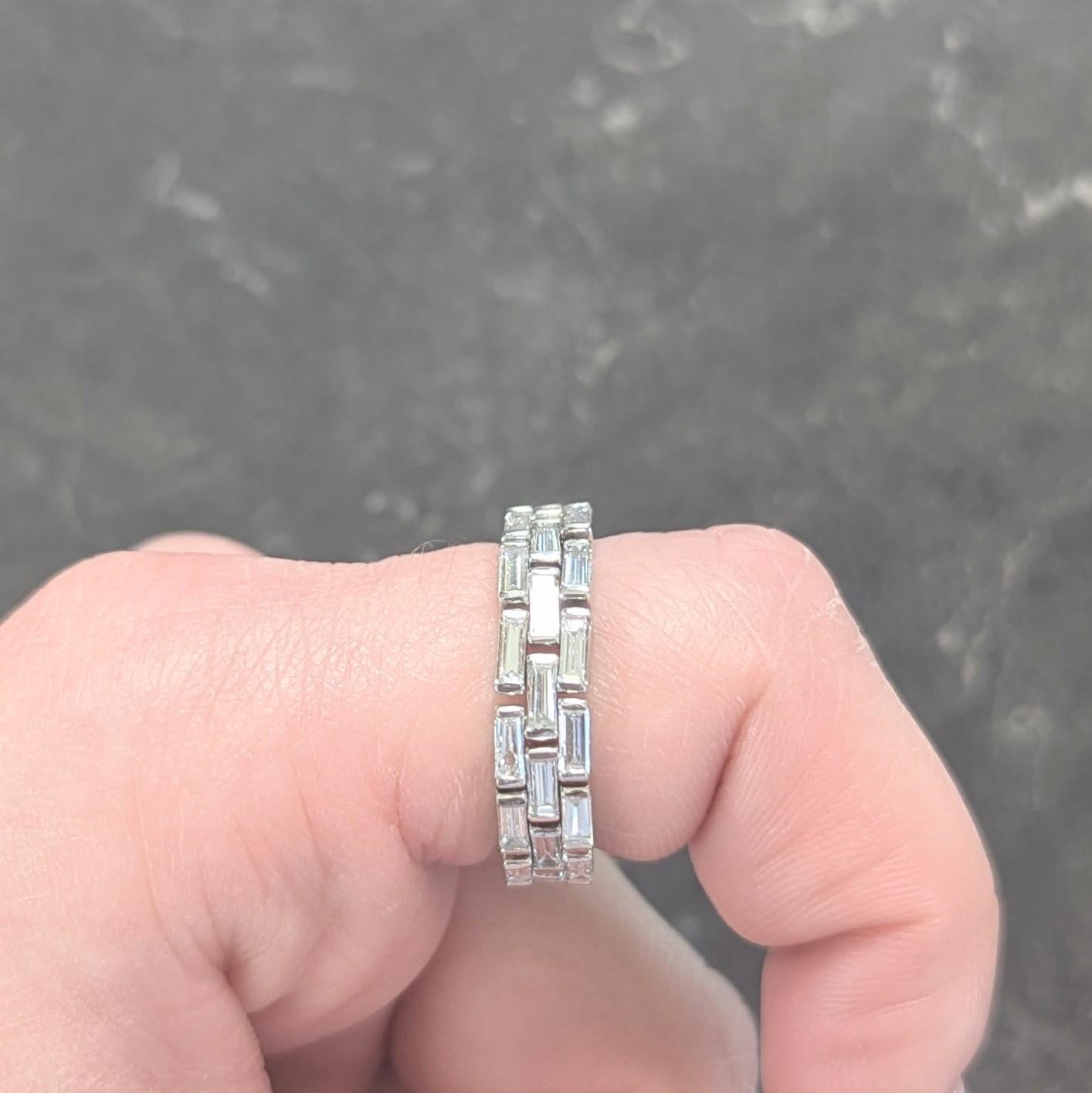 Anello a fascia unisex con diamante di 2,74 CTW in platino flessibile con pantera in vendita 4