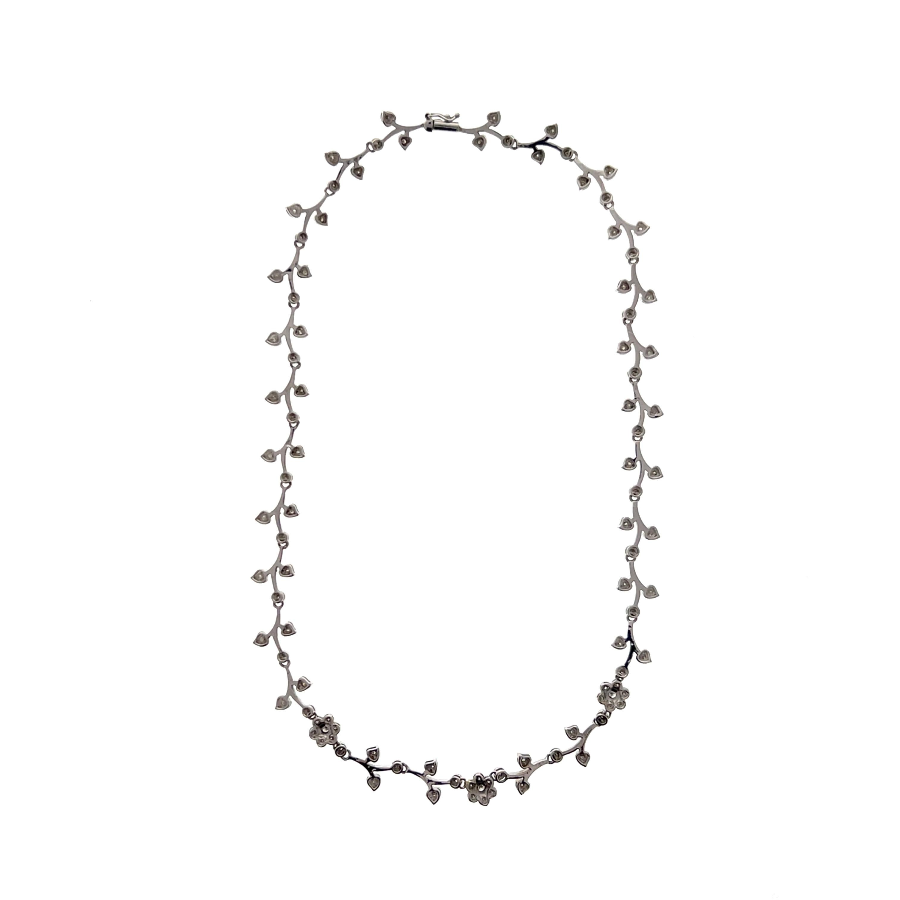 Collana contemporanea con diamanti da 2,79 TCW e oro bianco 14k con design floreale in vendita 5