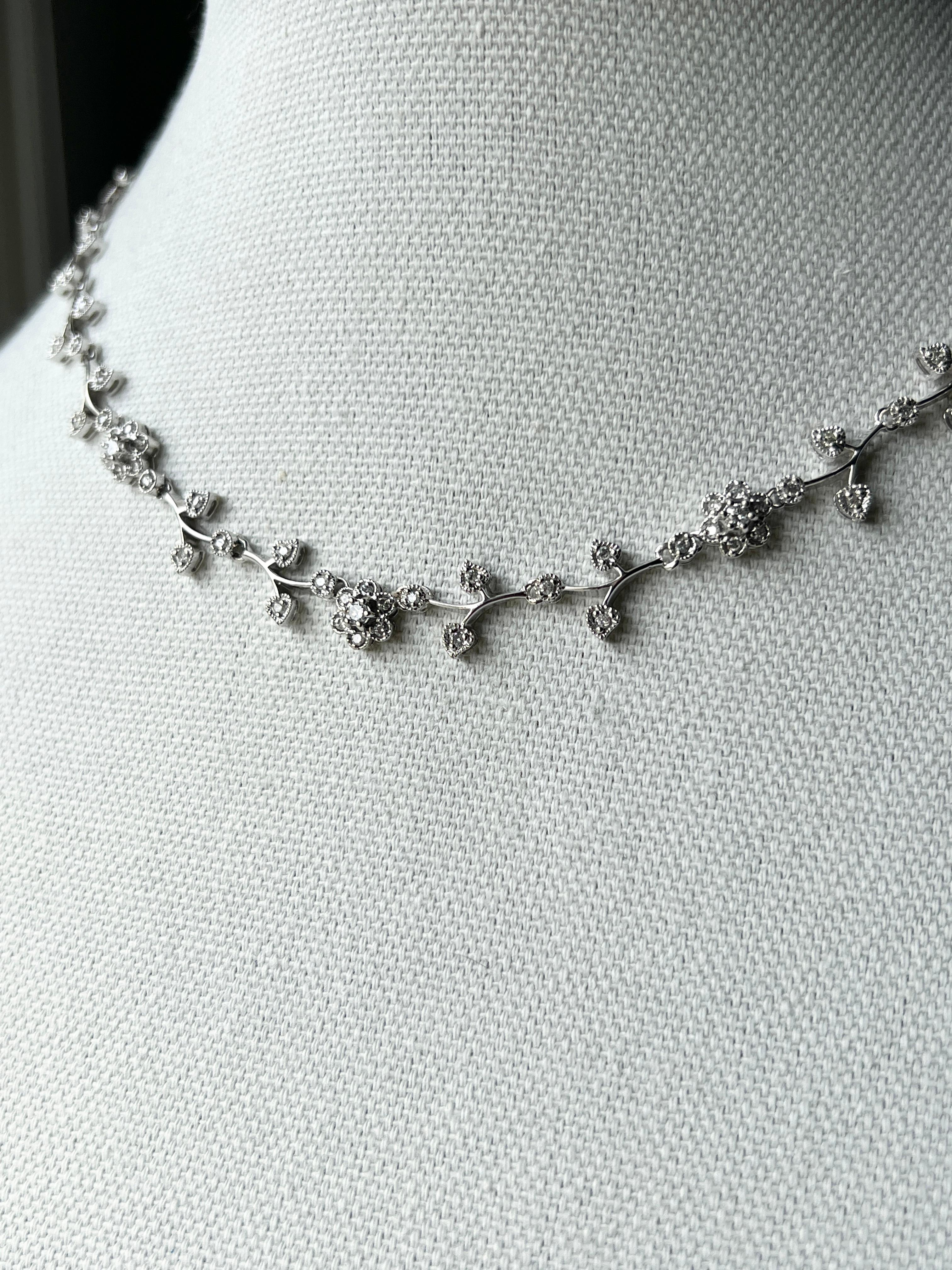 Contemporaneo Collana contemporanea con diamanti da 2,79 TCW e oro bianco 14k con design floreale in vendita
