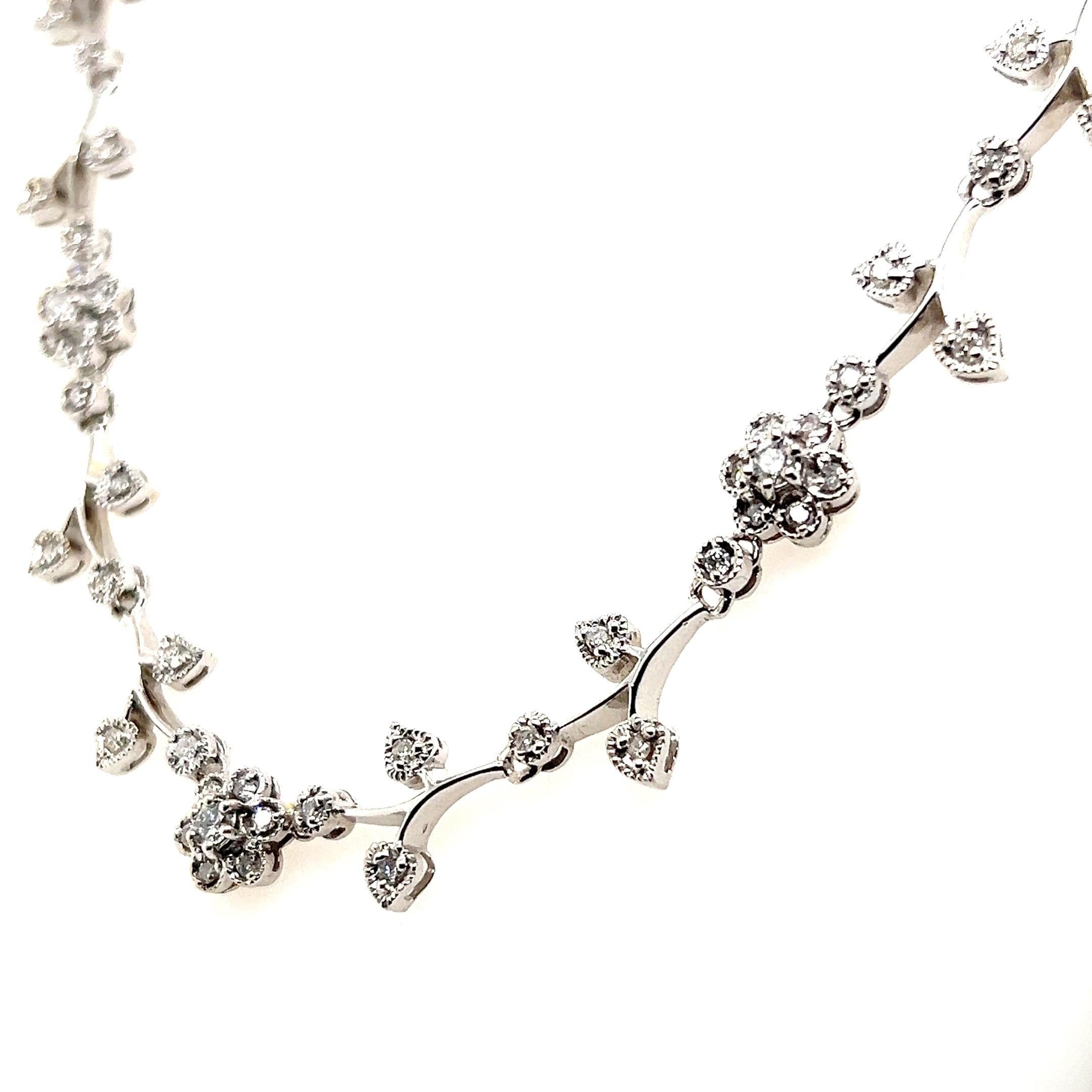 Collana contemporanea con diamanti da 2,79 TCW e oro bianco 14k con design floreale In condizioni buone in vendita a Towson, MD