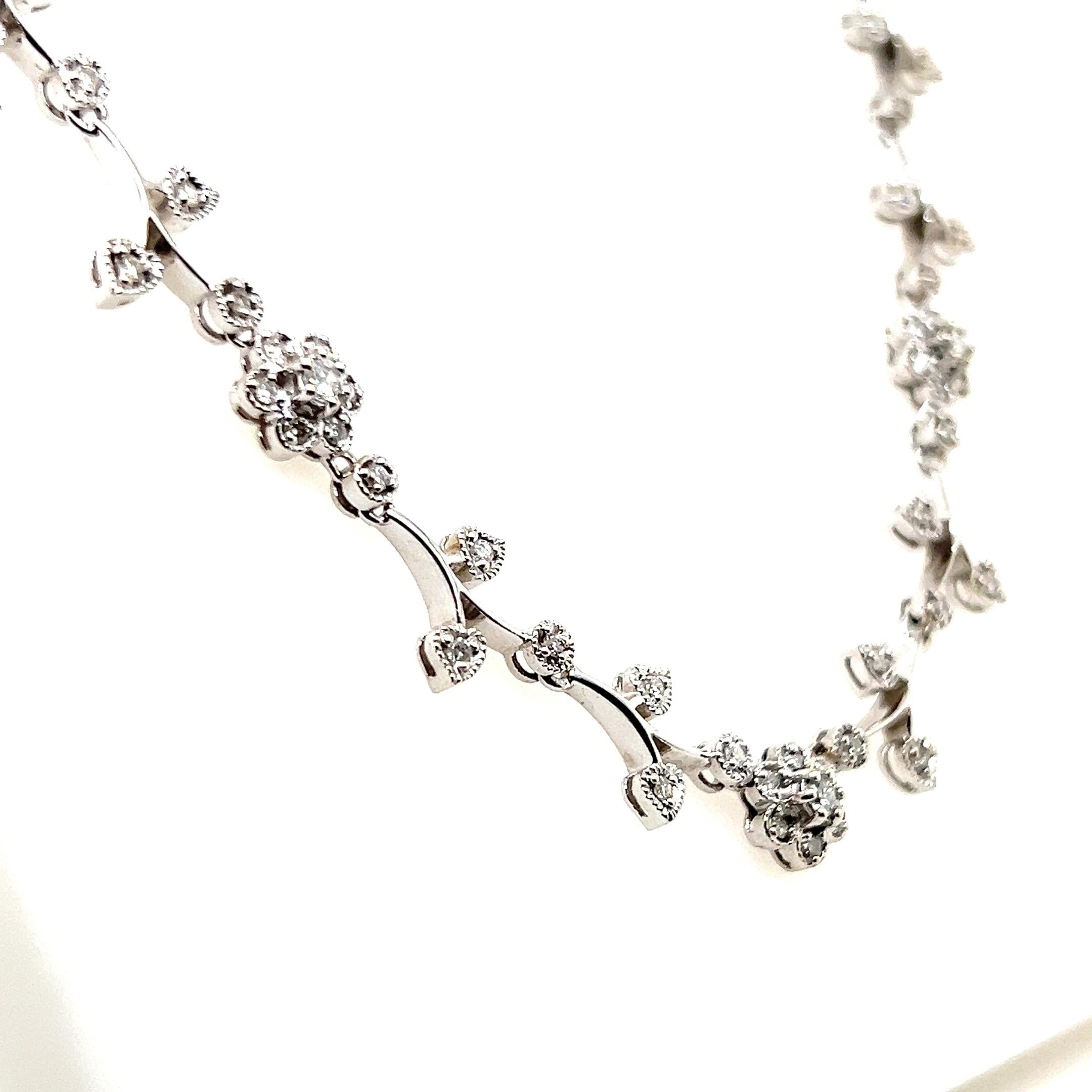 da uomo o donna Collana contemporanea con diamanti da 2,79 TCW e oro bianco 14k con design floreale in vendita