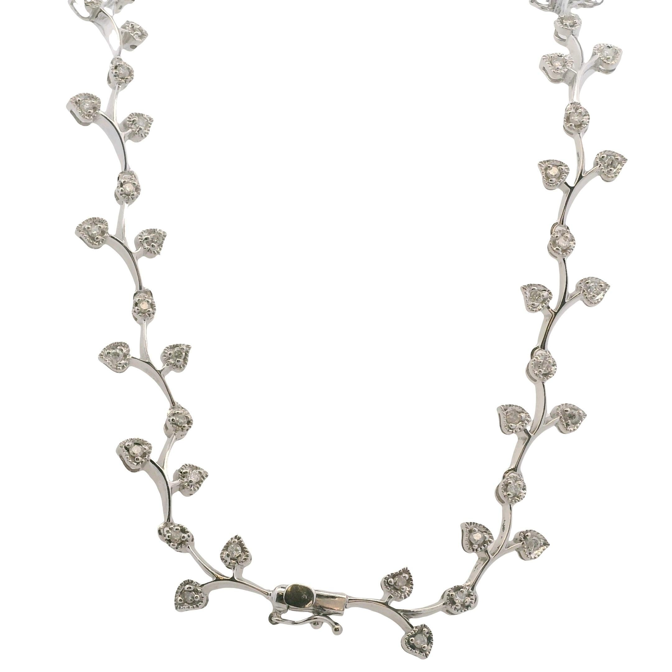 Collana contemporanea con diamanti da 2,79 TCW e oro bianco 14k con design floreale in vendita 2