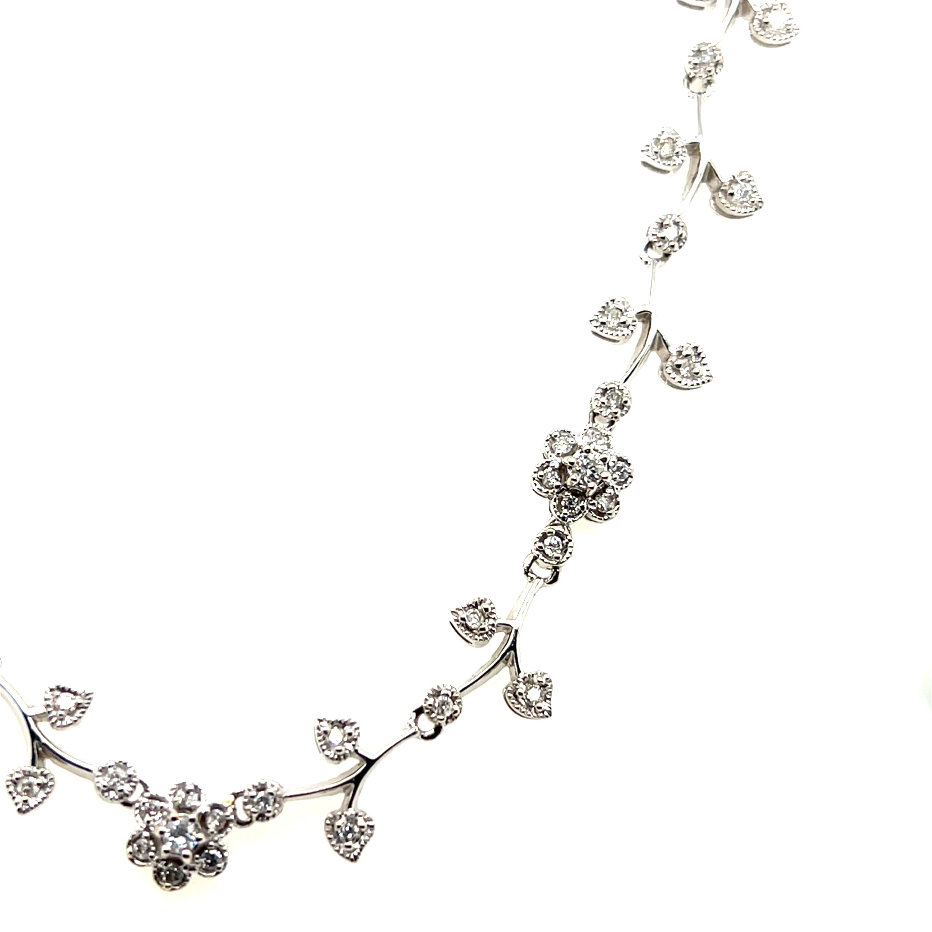 Collana contemporanea con diamanti da 2,79 TCW e oro bianco 14k con design floreale in vendita 3
