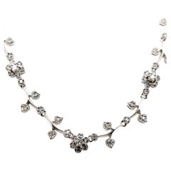 Collana contemporanea con diamanti da 2,79 TCW e oro bianco 14k con design floreale