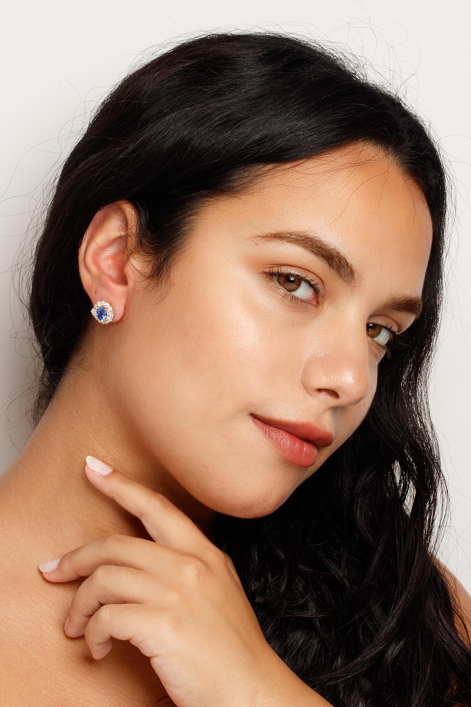 Contemporary 2.80ct Sapphire and Diamond Art Deco Inspired Cluster Earrings Bon état - En vente à London, GB