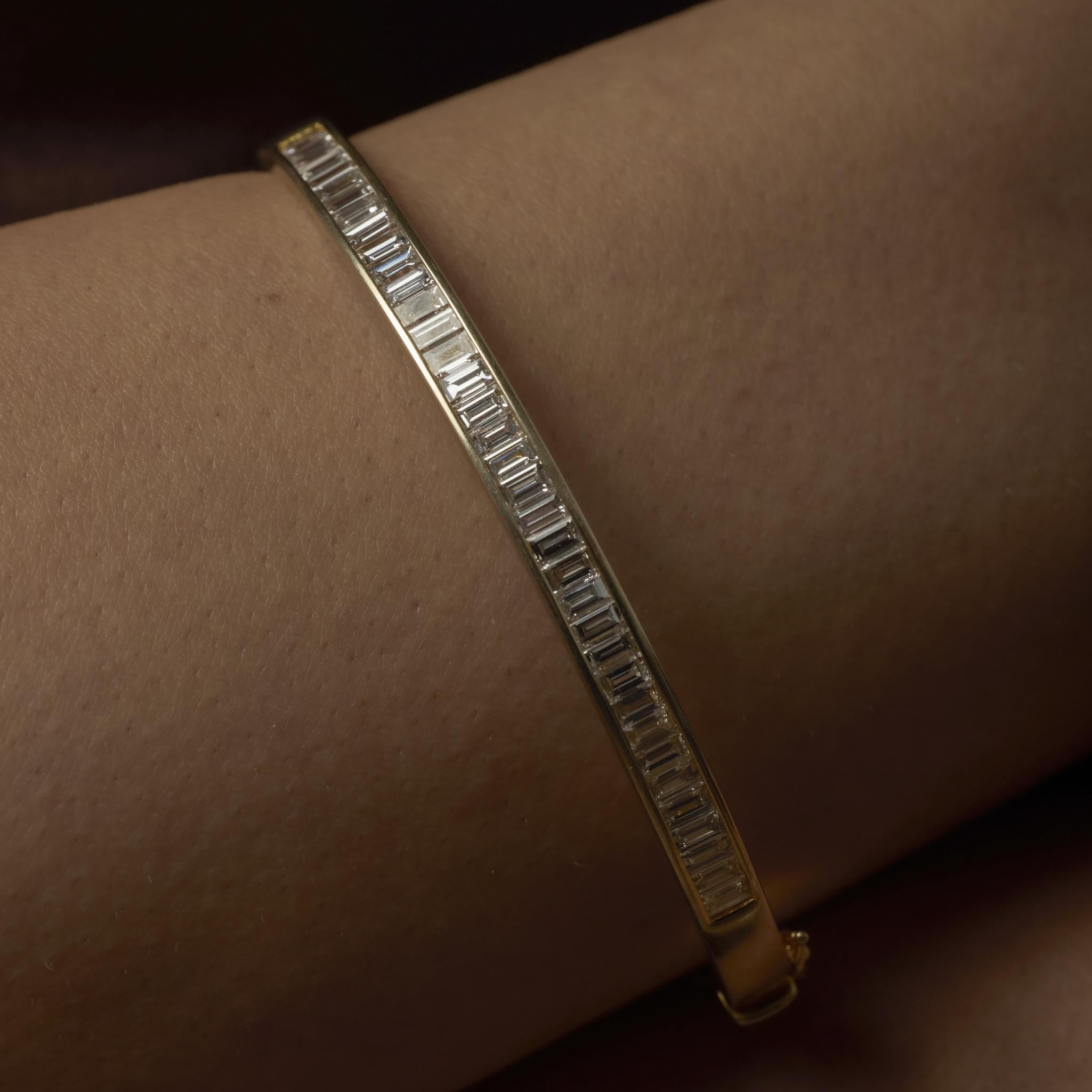 Un élégant bracelet contemporain en or jaune 14k serti de 2,82 carats de diamants baguettes de couleur F-G et de pureté VS pour une élégance moderne et un éclat radieux.