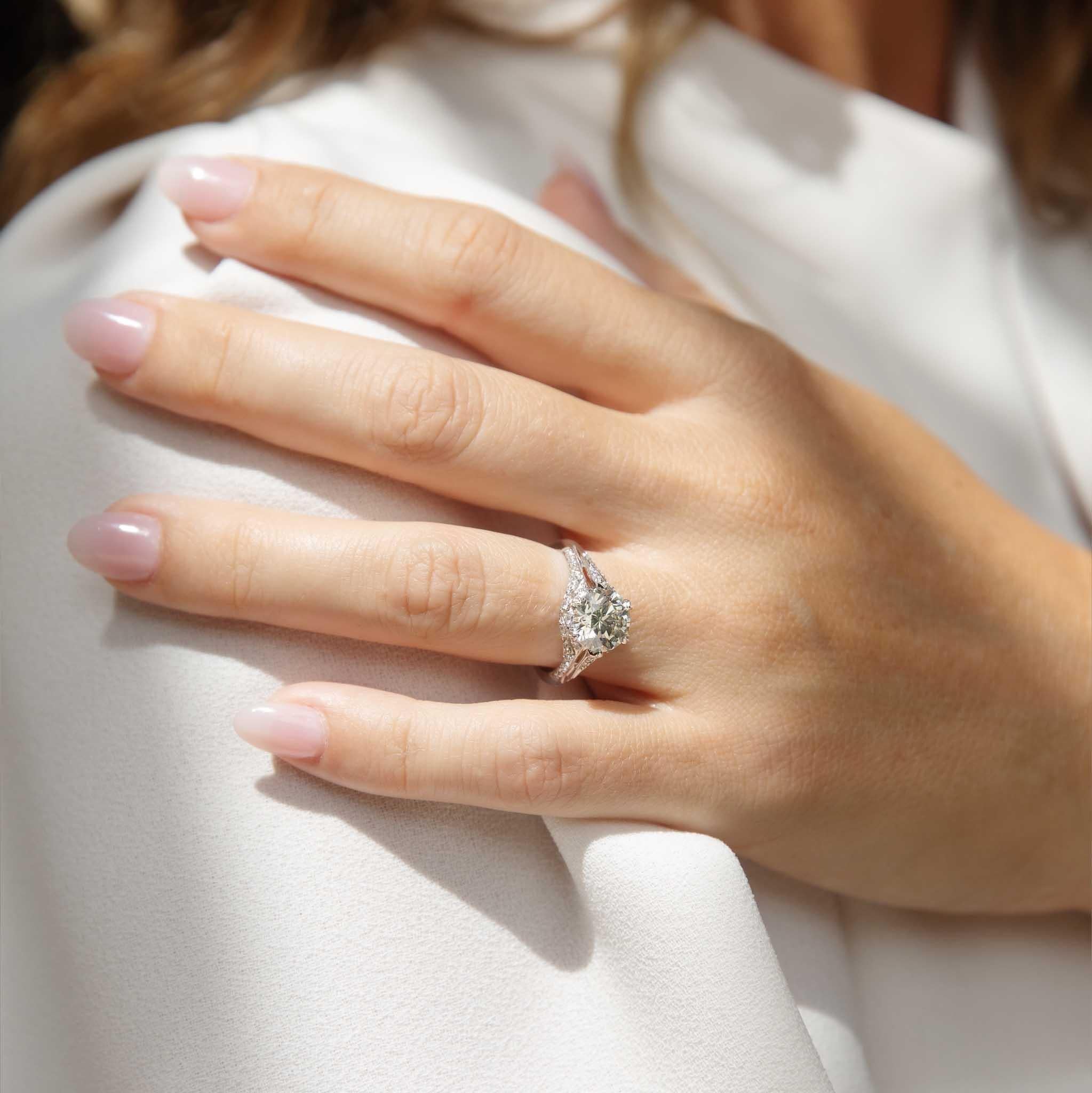 Contemporary 2.84 Carat Round Brilliant Diamond Ring 18 Carat White Gold 8