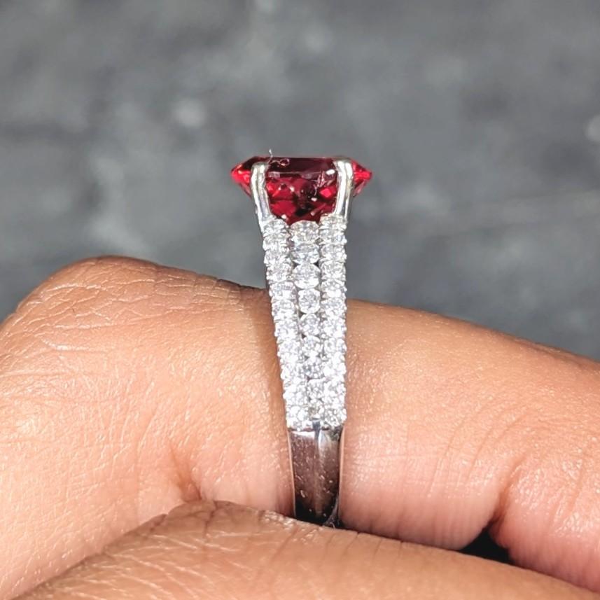 Contemporary 2.85 CTW Spinel Diamond 14 Karat White Gold Scroll Ring For Sale 9