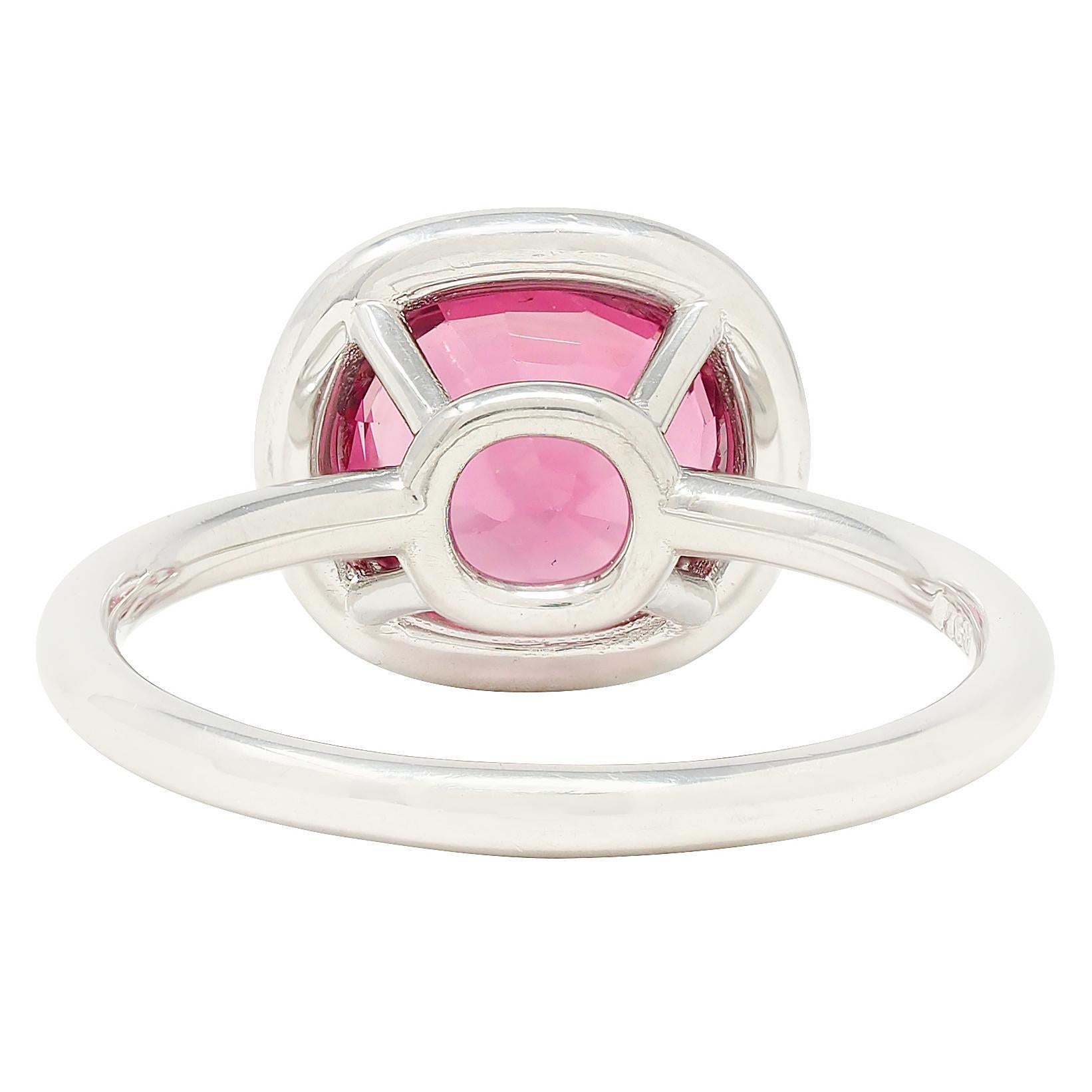 Taglio cuscino Anello aureolato in platino con diamante spinello da 2,85 CTW in vendita