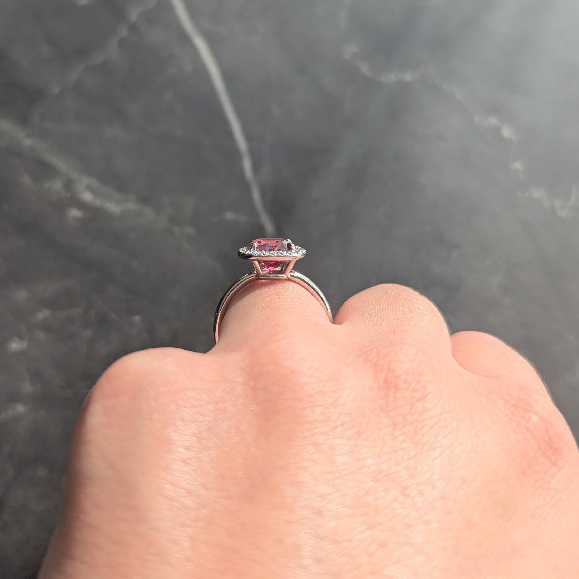 Anello aureolato in platino con diamante spinello da 2,85 CTW in vendita 3