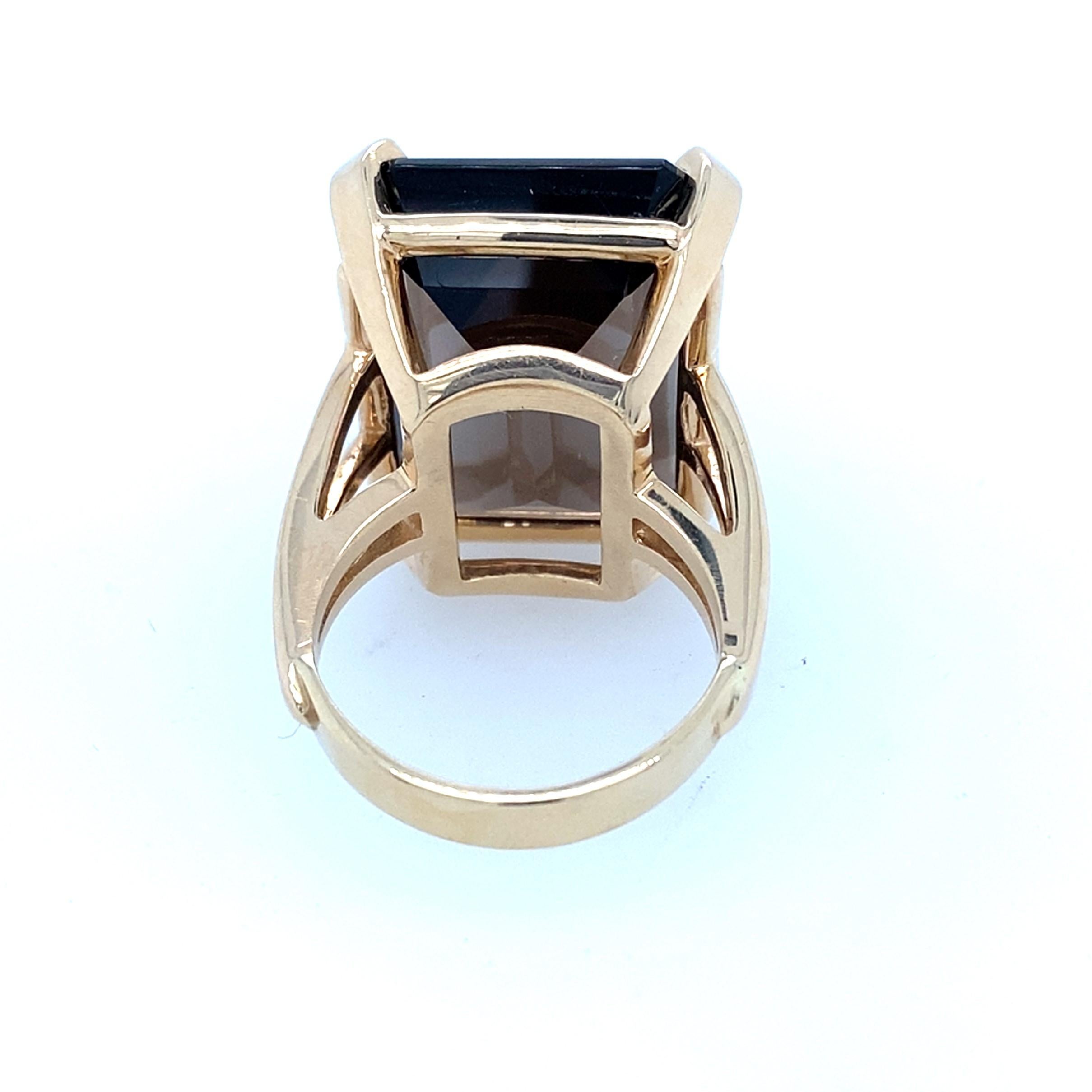 Contemporary 28.82 Carat Smoky Quartz Yellow Gold Ring For Sale 2