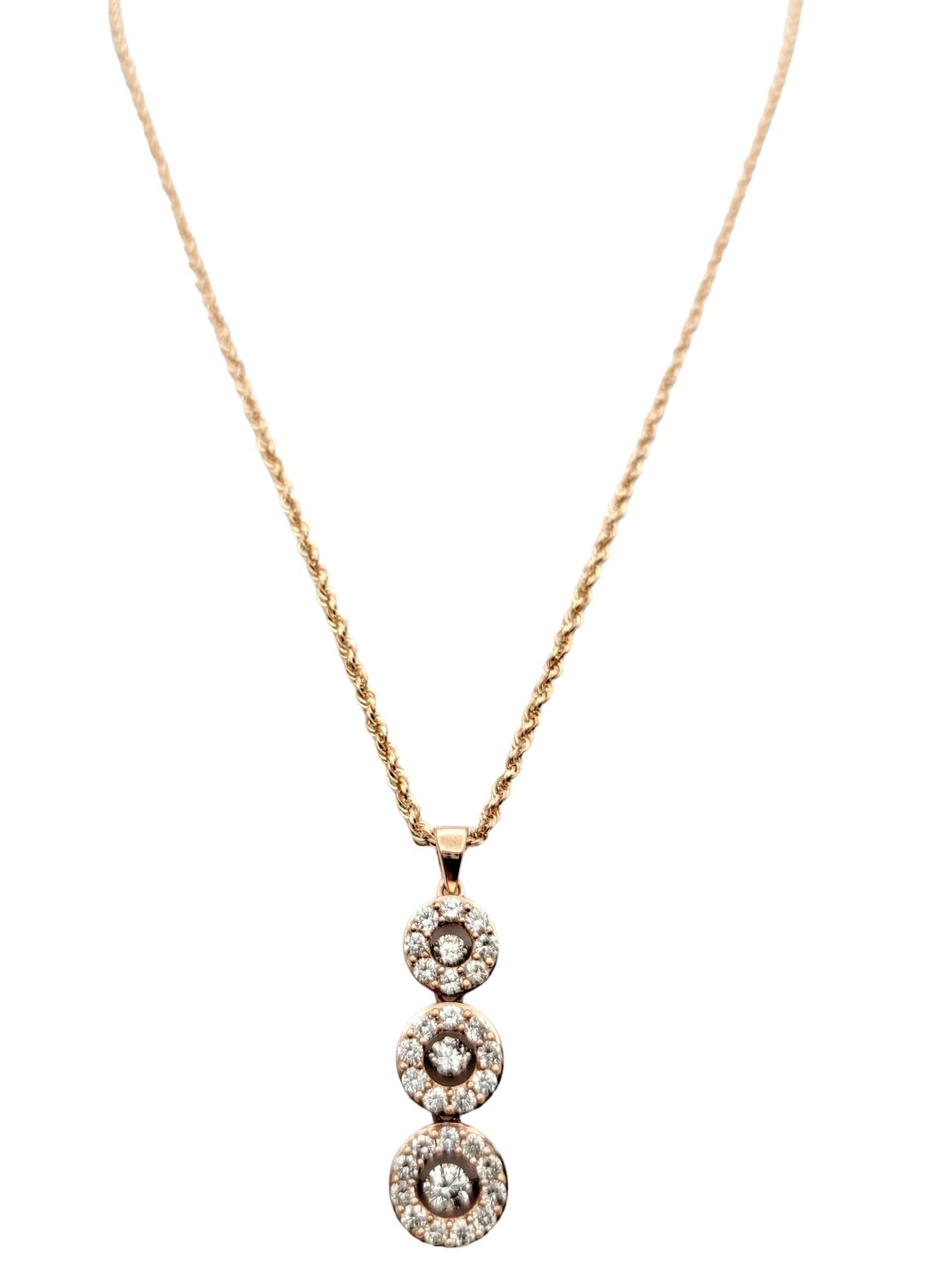 Vous adorerez ce magnifique collier pendentif en diamant contemporain.  L'or rose chaud est associé à des diamants blancs étincelants dans un design moderne chic, faisant de cette beauté scintillante l'une de vos nouvelles pièces préférées. 

Ce