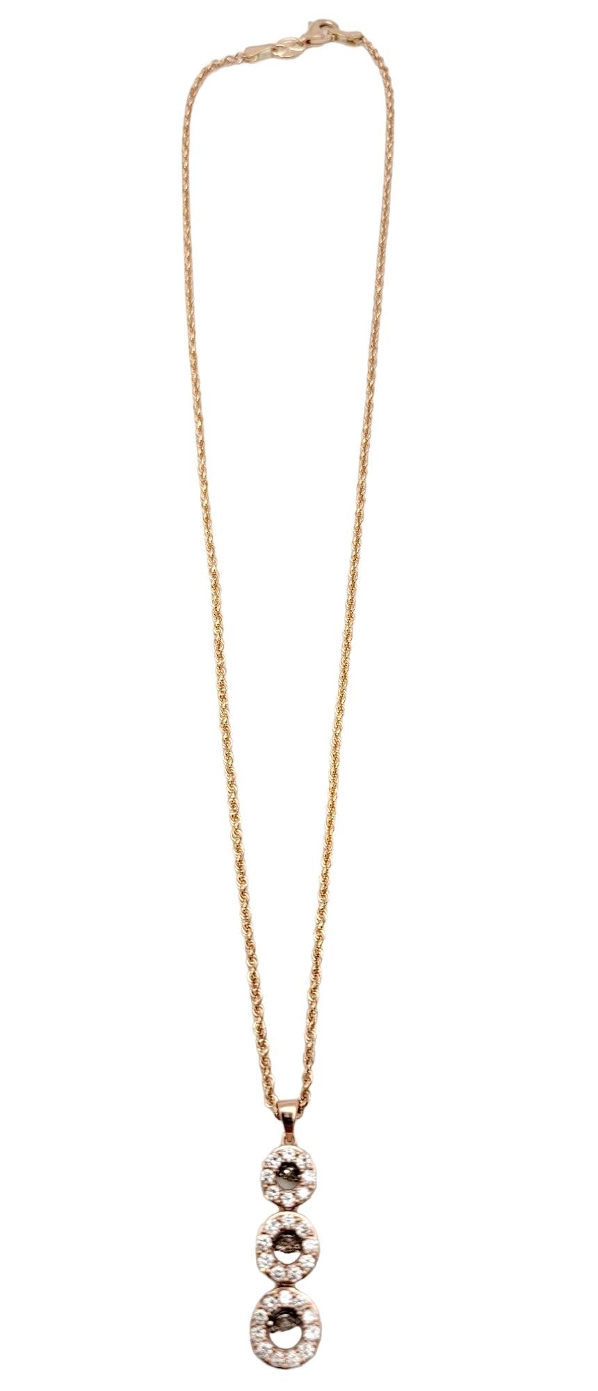 Contemporain Collier pendentif contemporain en or rose 14 carats à 3 cercles de diamants pavés  en vente